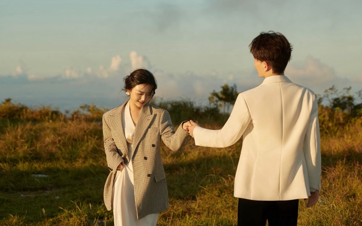 落日前的浪漫草原氛圍