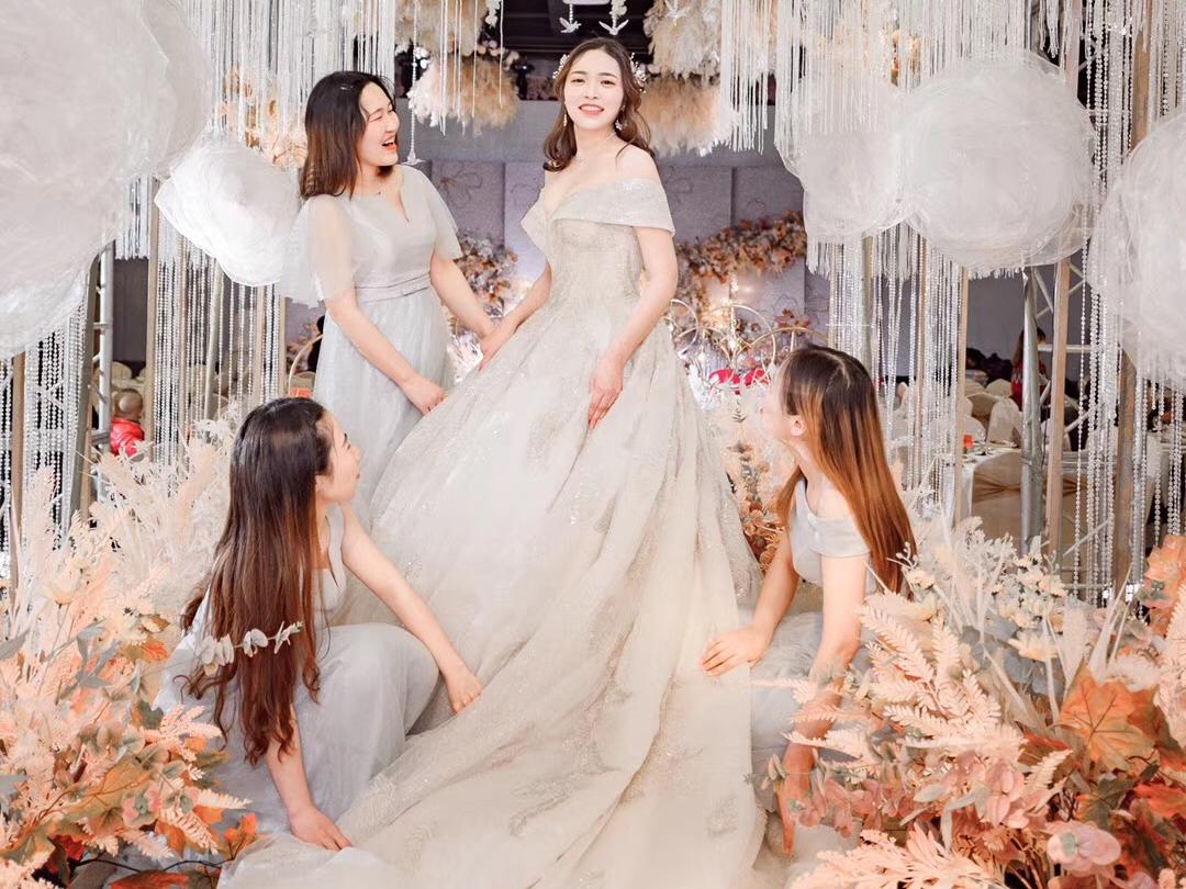 薇亚婚纱 镇店之作 赫本风优雅小V婚纱