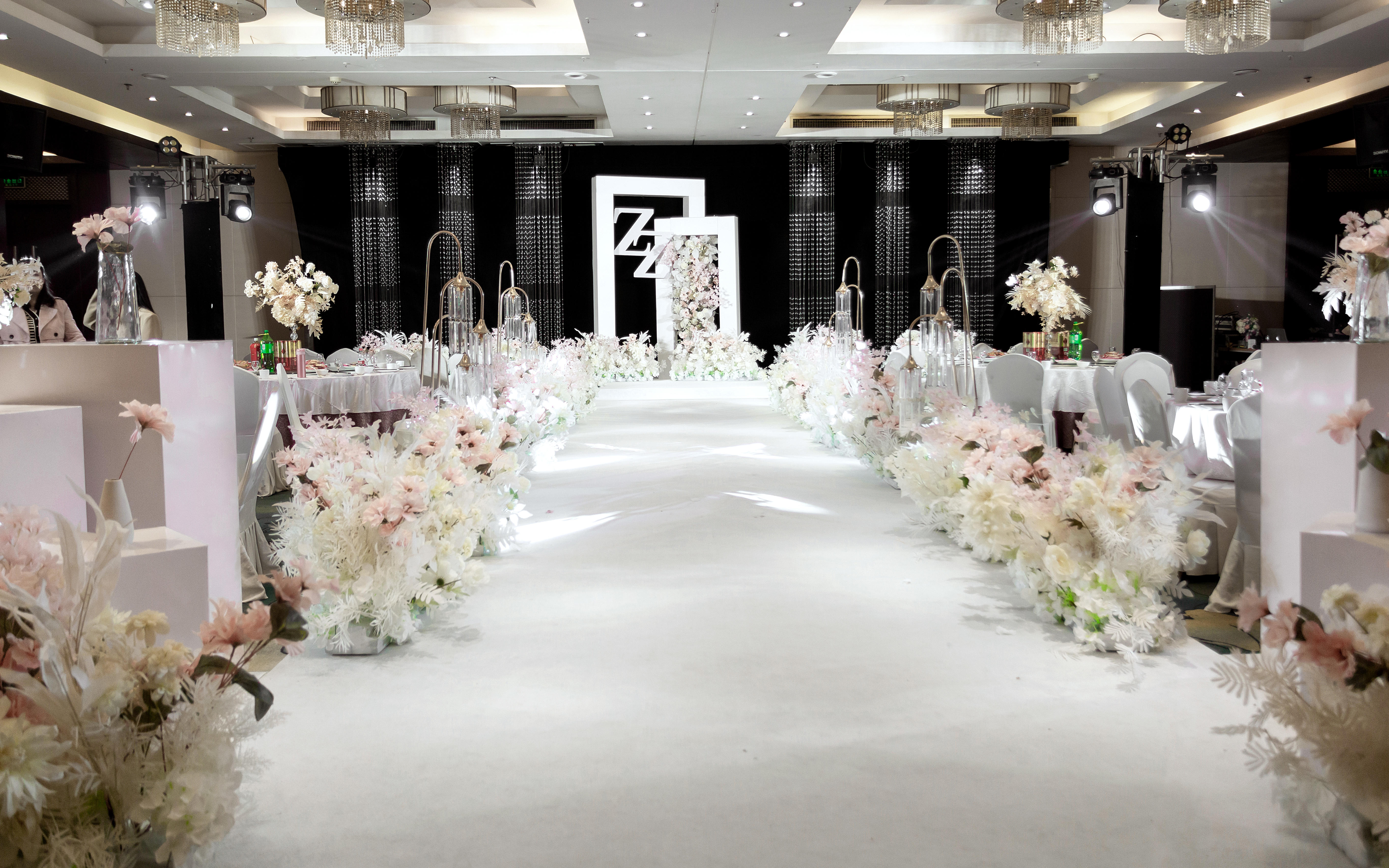 【麦田婚礼策划】  水晶粉白婚礼布置