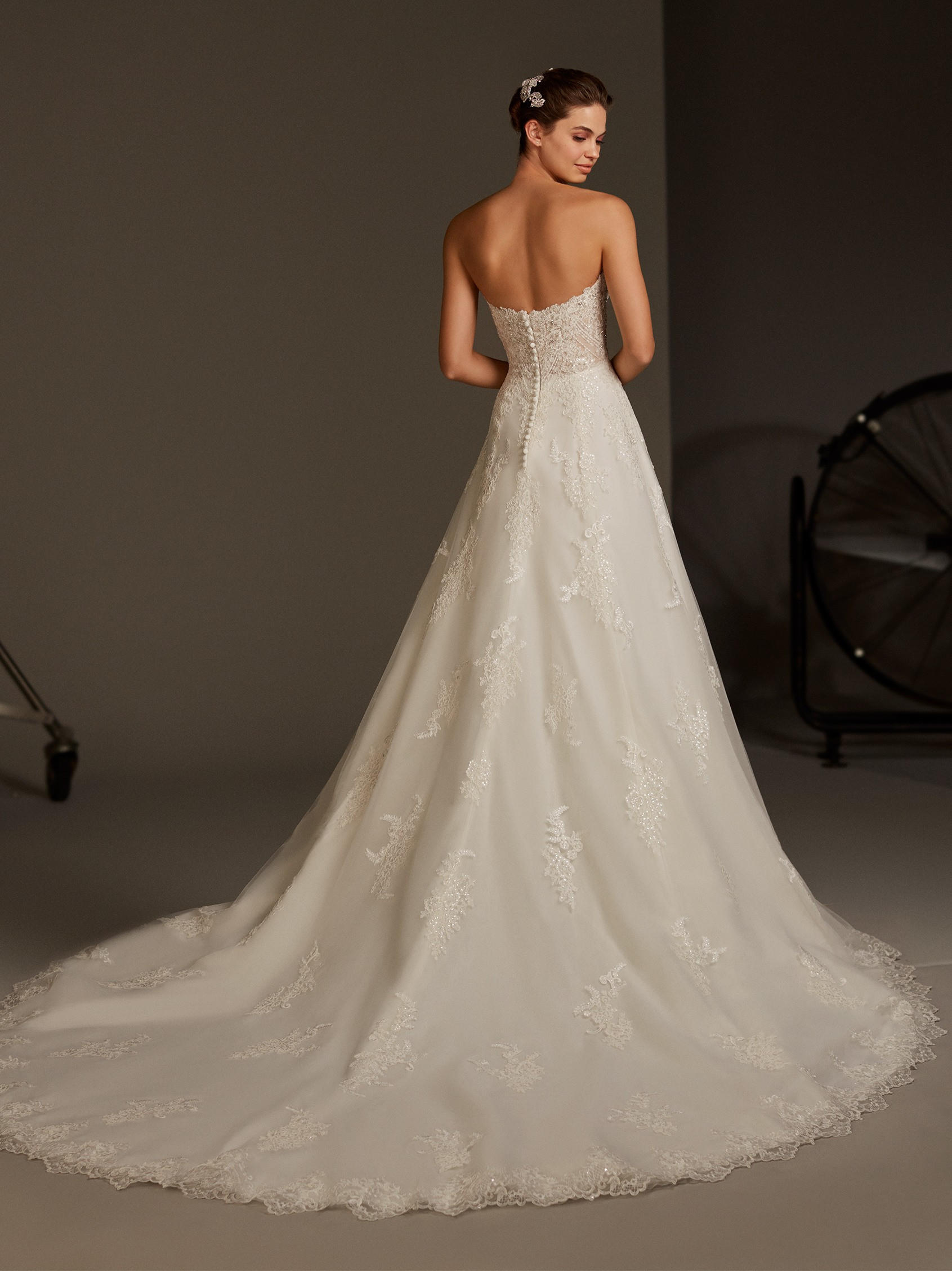 简单抹胸蕴含气质优雅大气