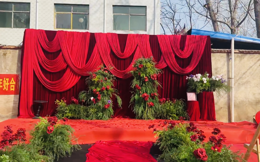 红色布曼带造型搭配森系花艺