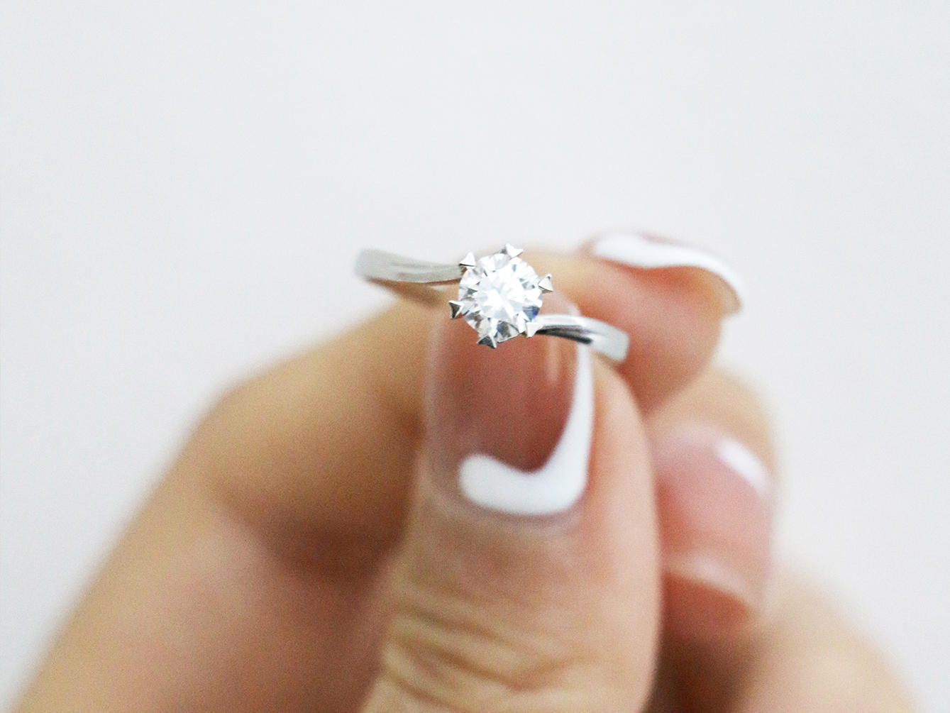 简约轻奢｜涓涓 纽臂心形爪钻戒