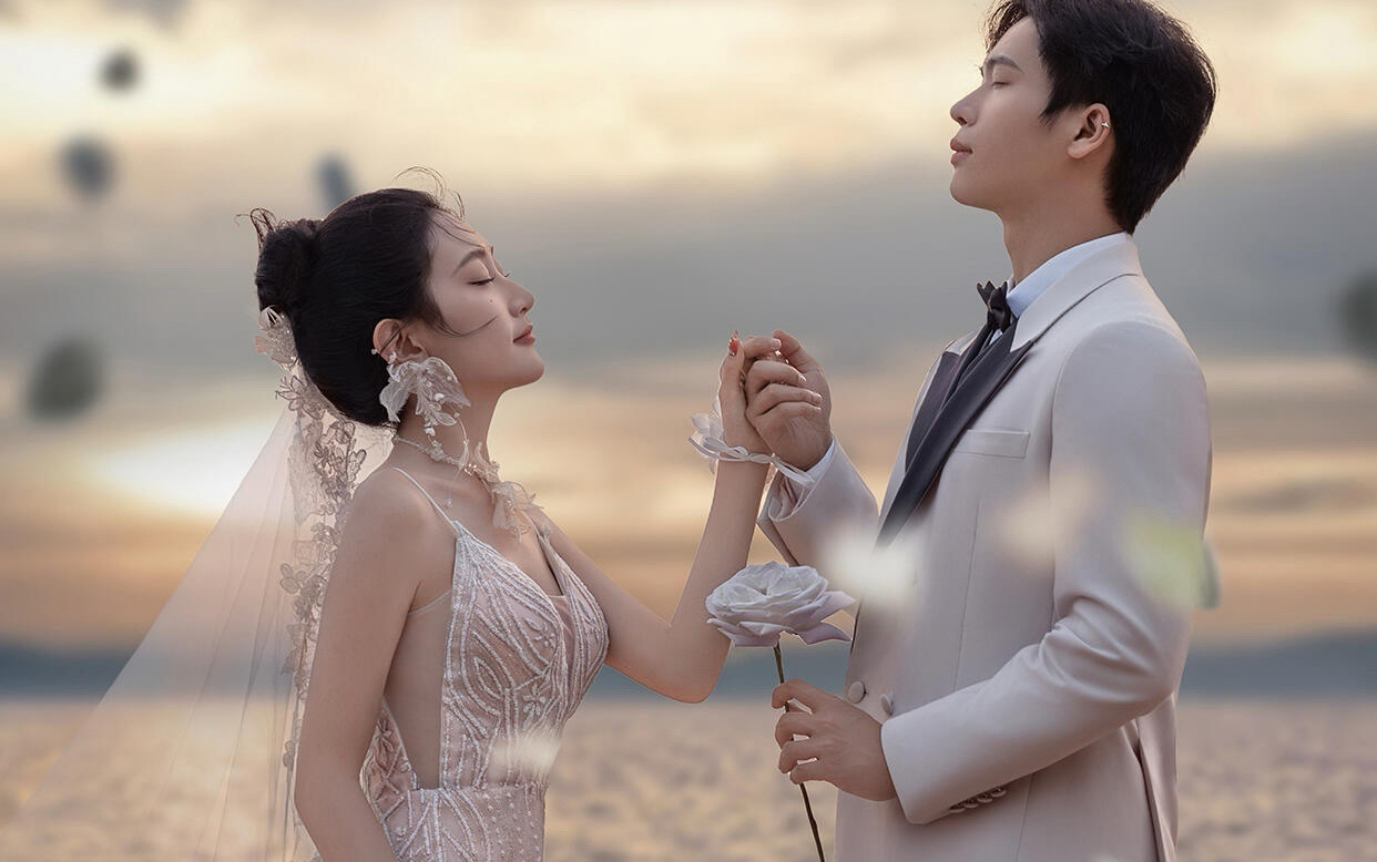 超好看的氛围感礁石婚纱照