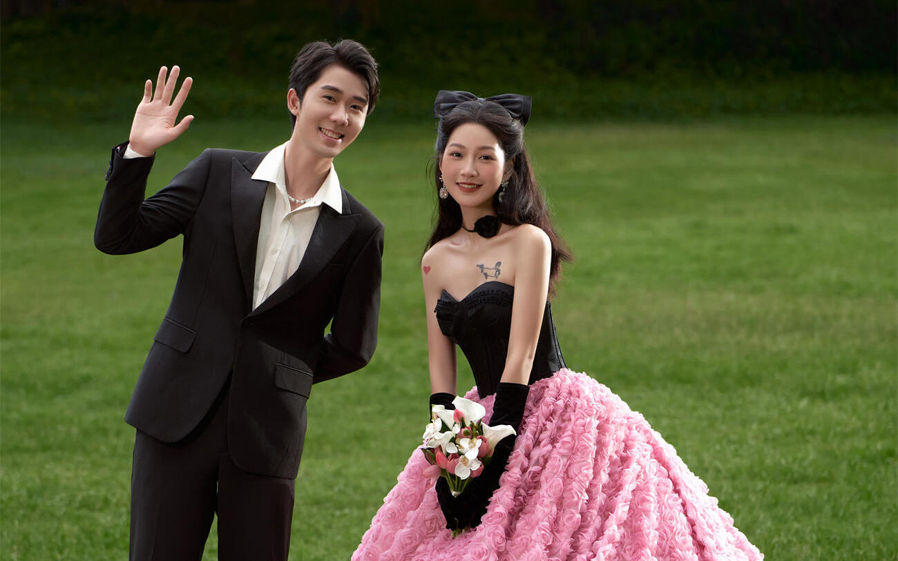 💑草坪黑纱婚纱照，惊艳时光的浪漫之旅