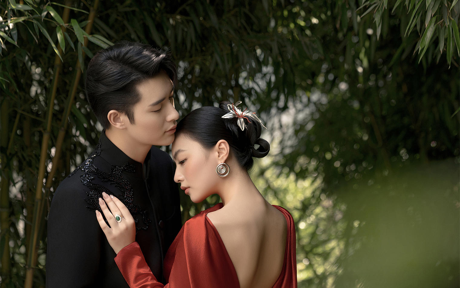一眼驚艷的園林風(fēng)婚紗照