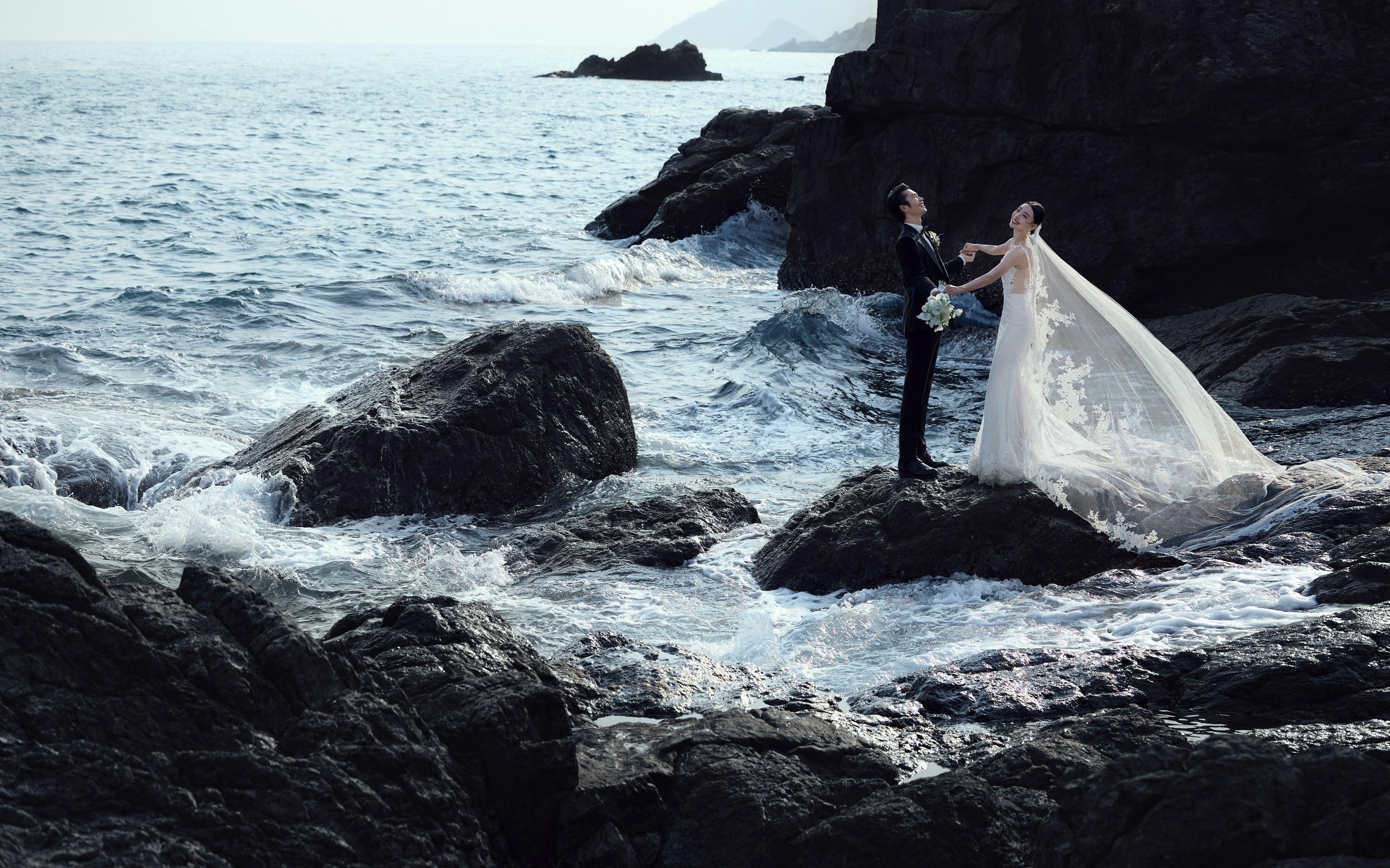 【海景礁石】黑色礁石婚紗照拍出了高級故事感