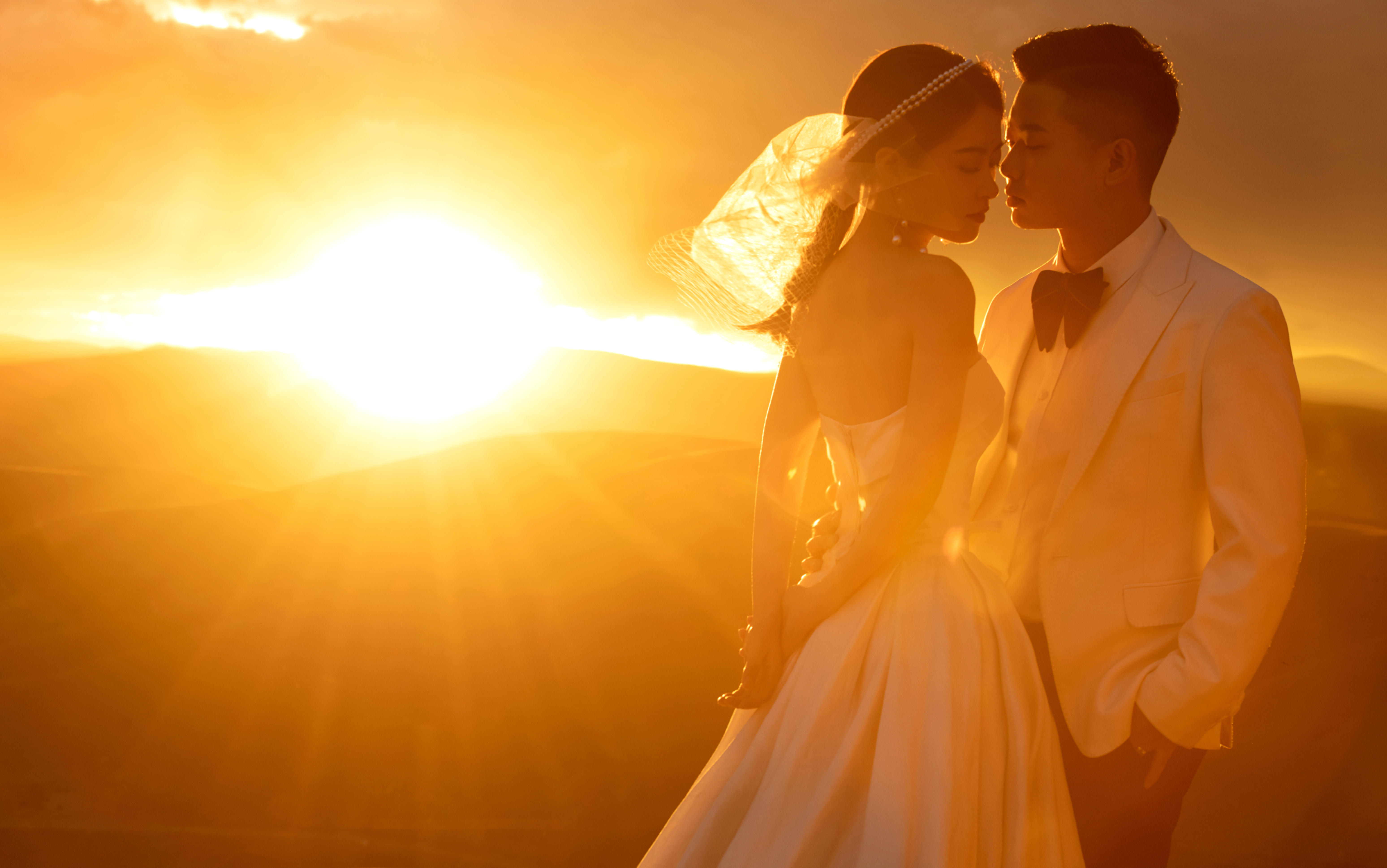 众人贪图暮色温柔 而你奔向我