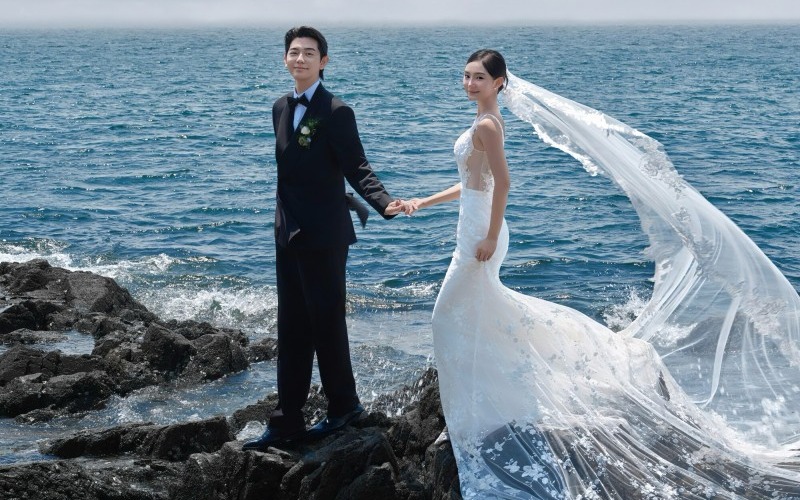 【法式印象】盛夏礁石海景婚照 微风拂动蕾丝拖尾白