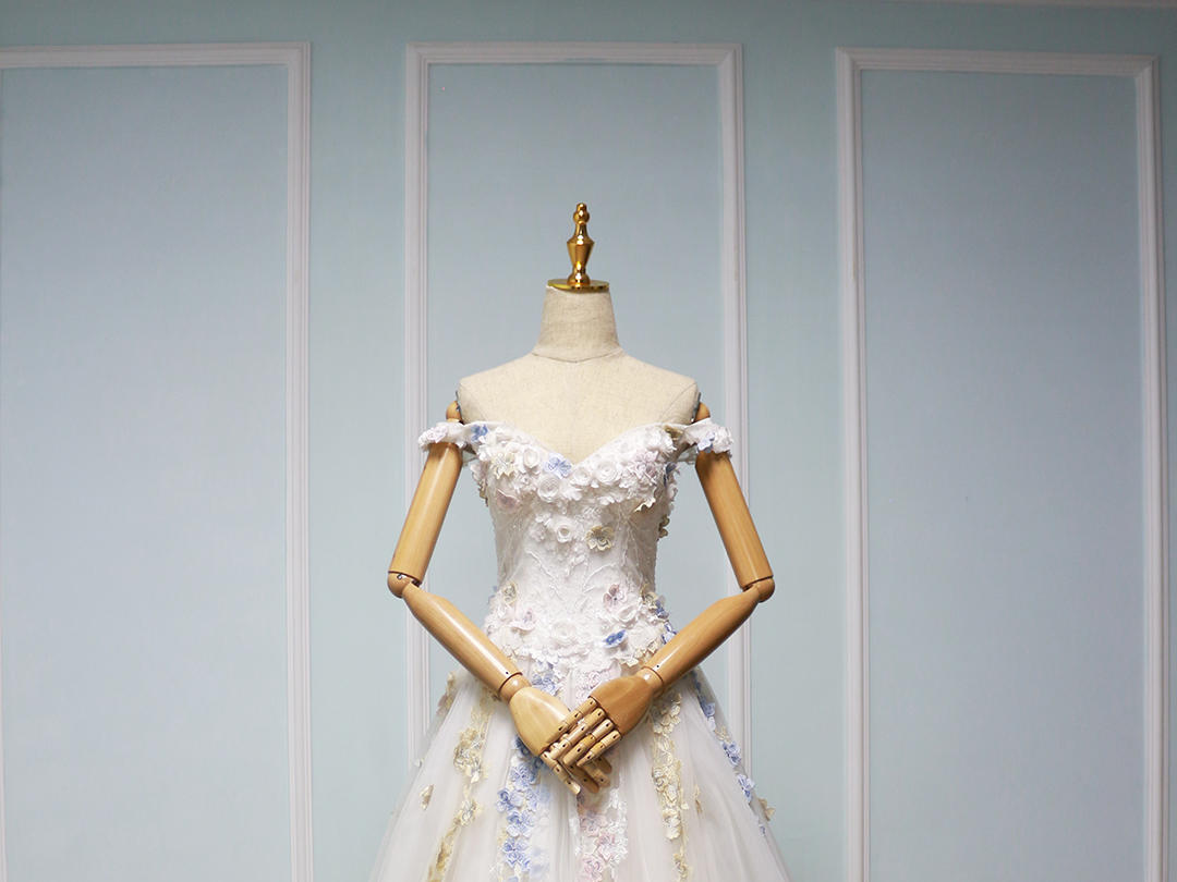 【婚纱出售】琦瑞诗手工花瓣5米拖尾婚纱