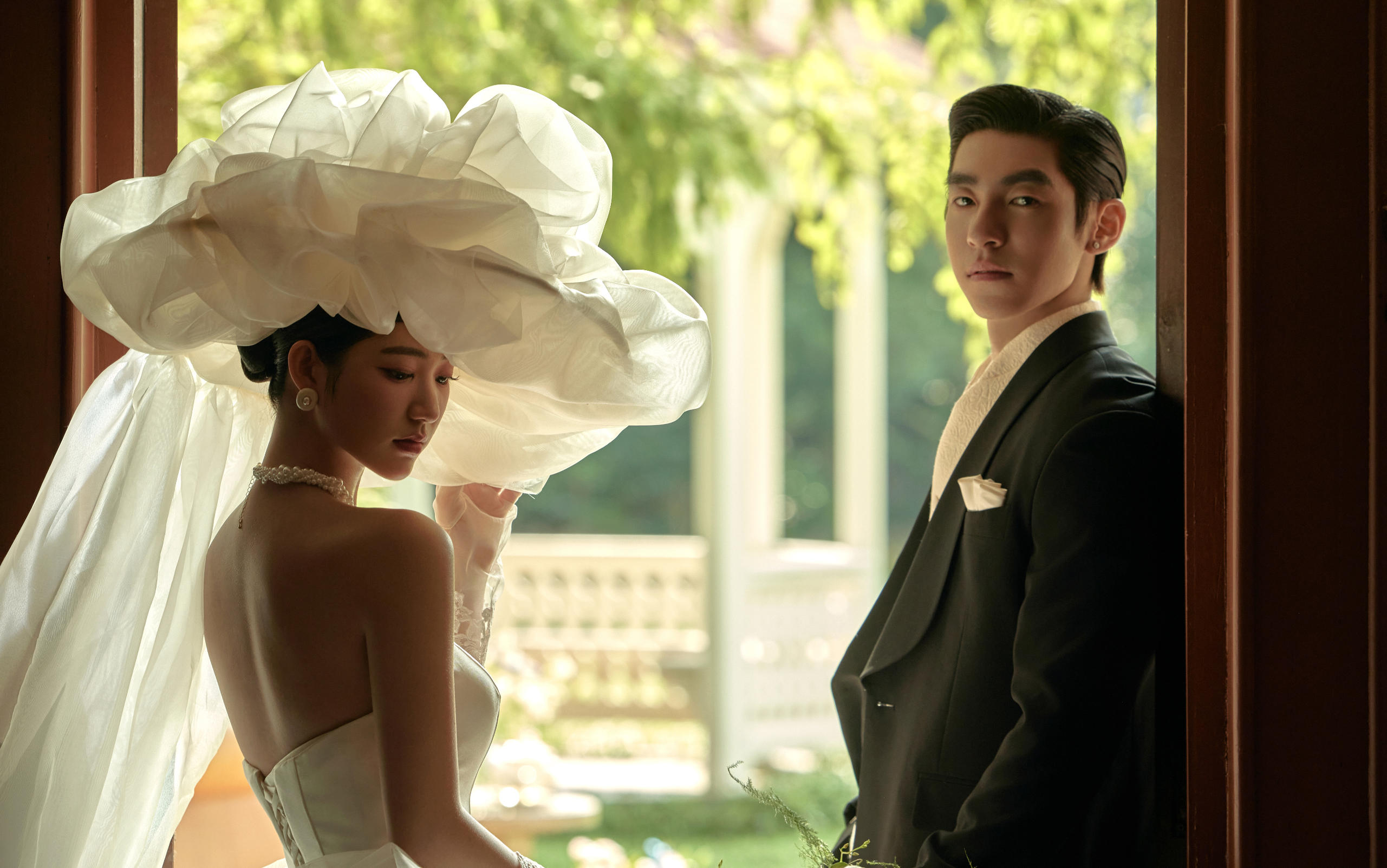 【法式婚照】雕花窗欞透光影，復(fù)古氛圍感拉滿，絕了