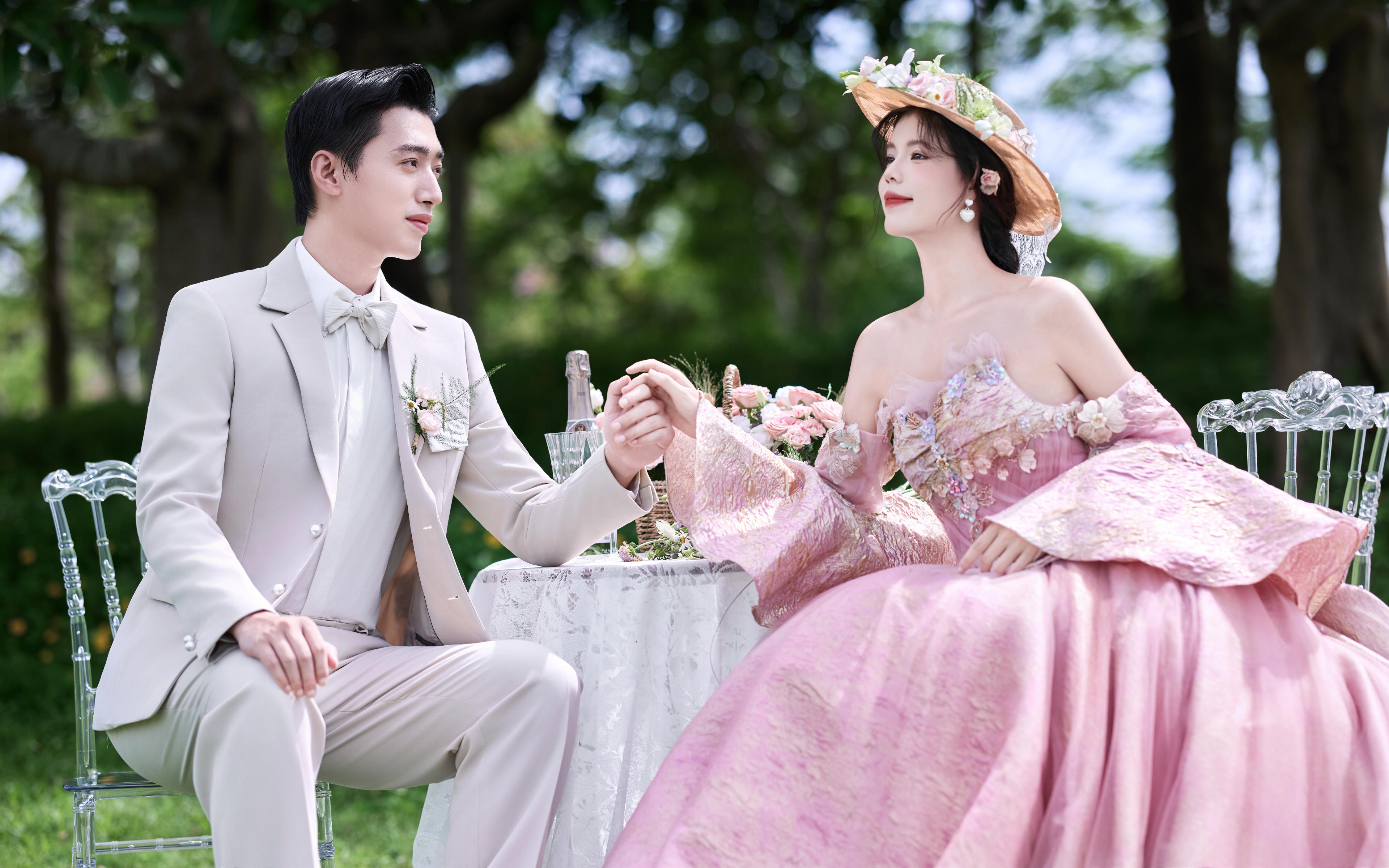 三亞粉紅浪漫定格｜粉色婚紗與草坪的溫柔邂逅