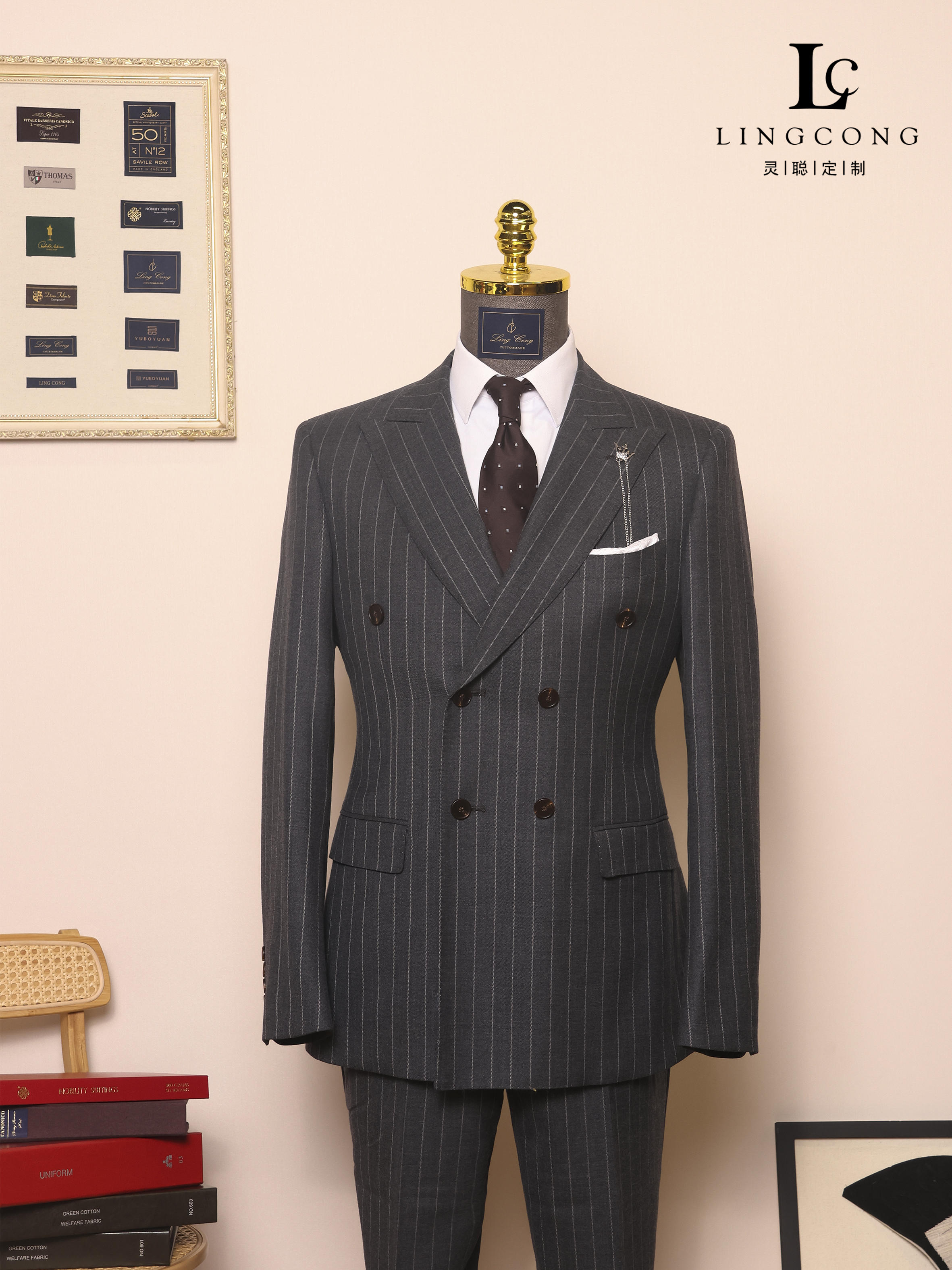 雙排扣灰色條紋西裝戧駁領(lǐng)+雙排扣