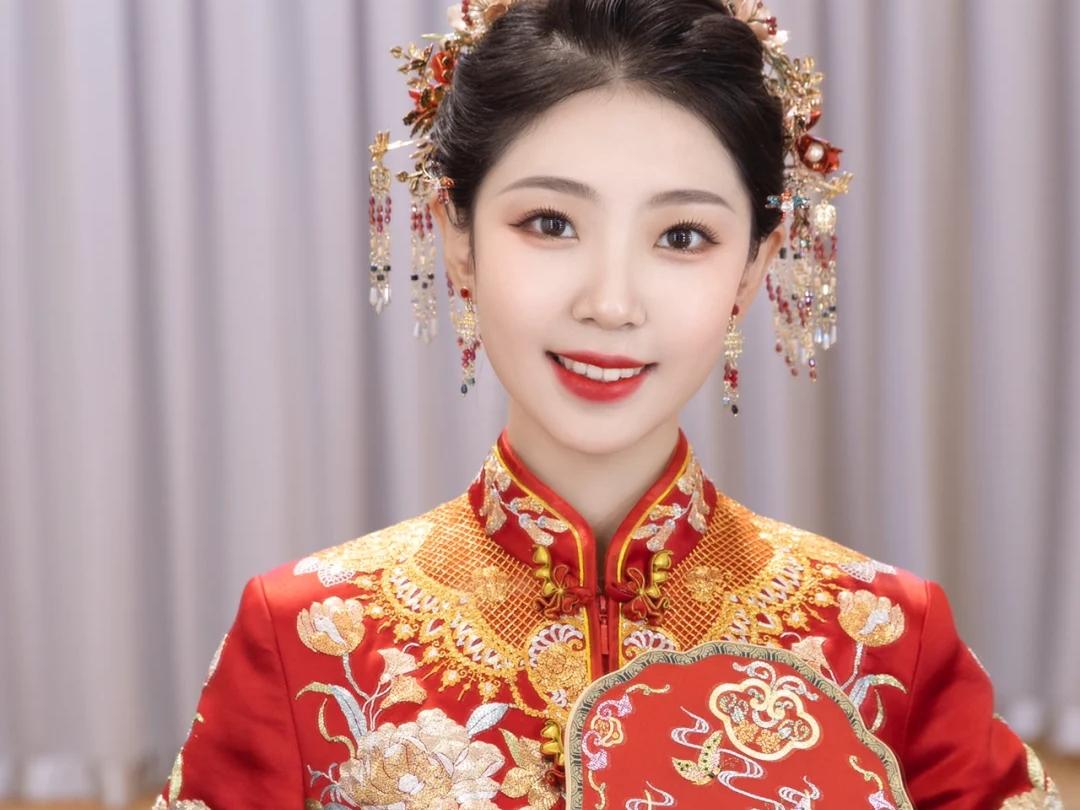 总监化妆师+全天跟妆+4套妆造+赠送妈妈伴娘新郎