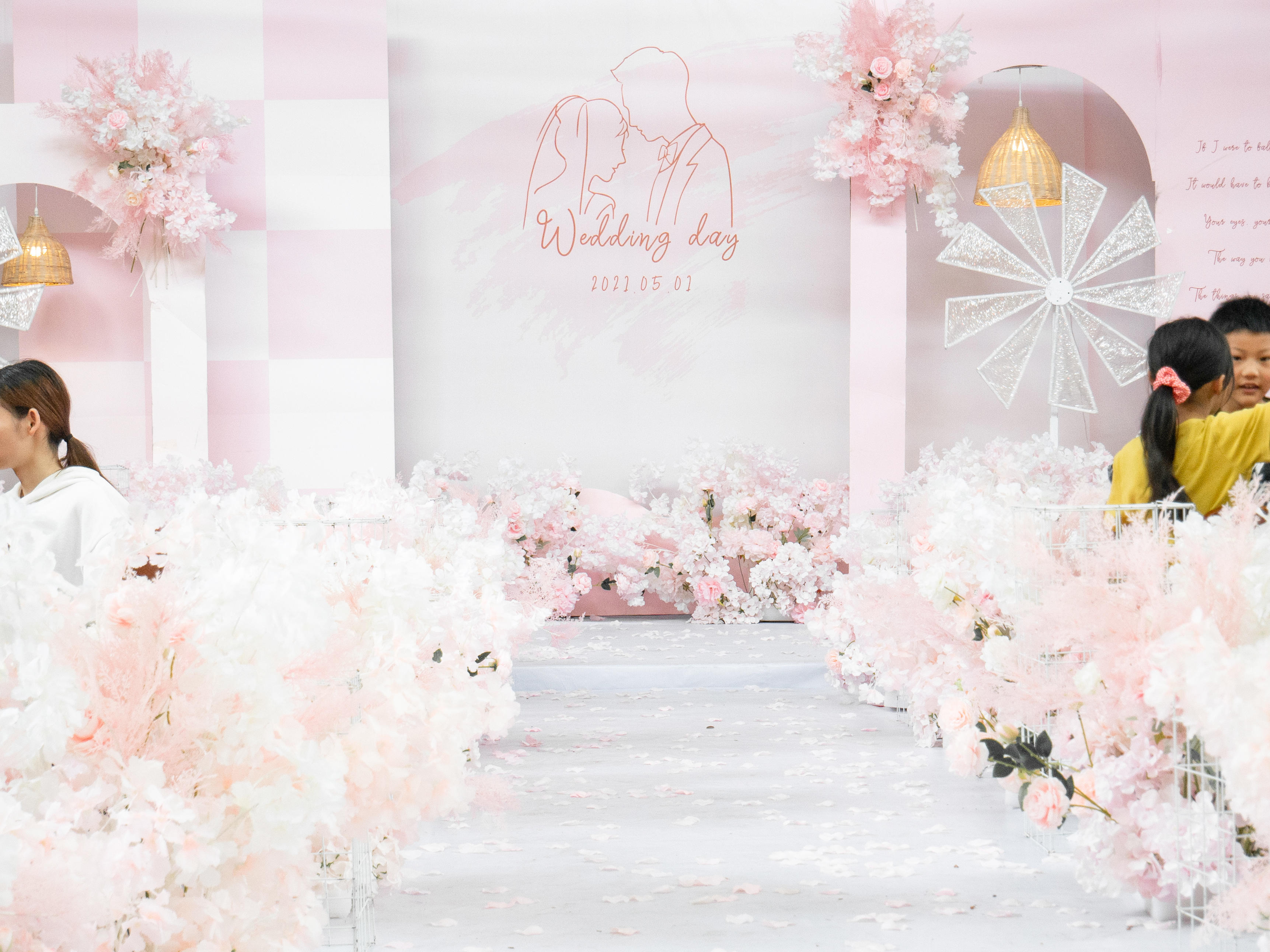 特惠套系，含四大主持摄像摄影跟妆，多款风格可选