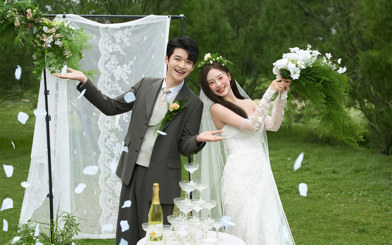 浪漫清新草地婚纱照