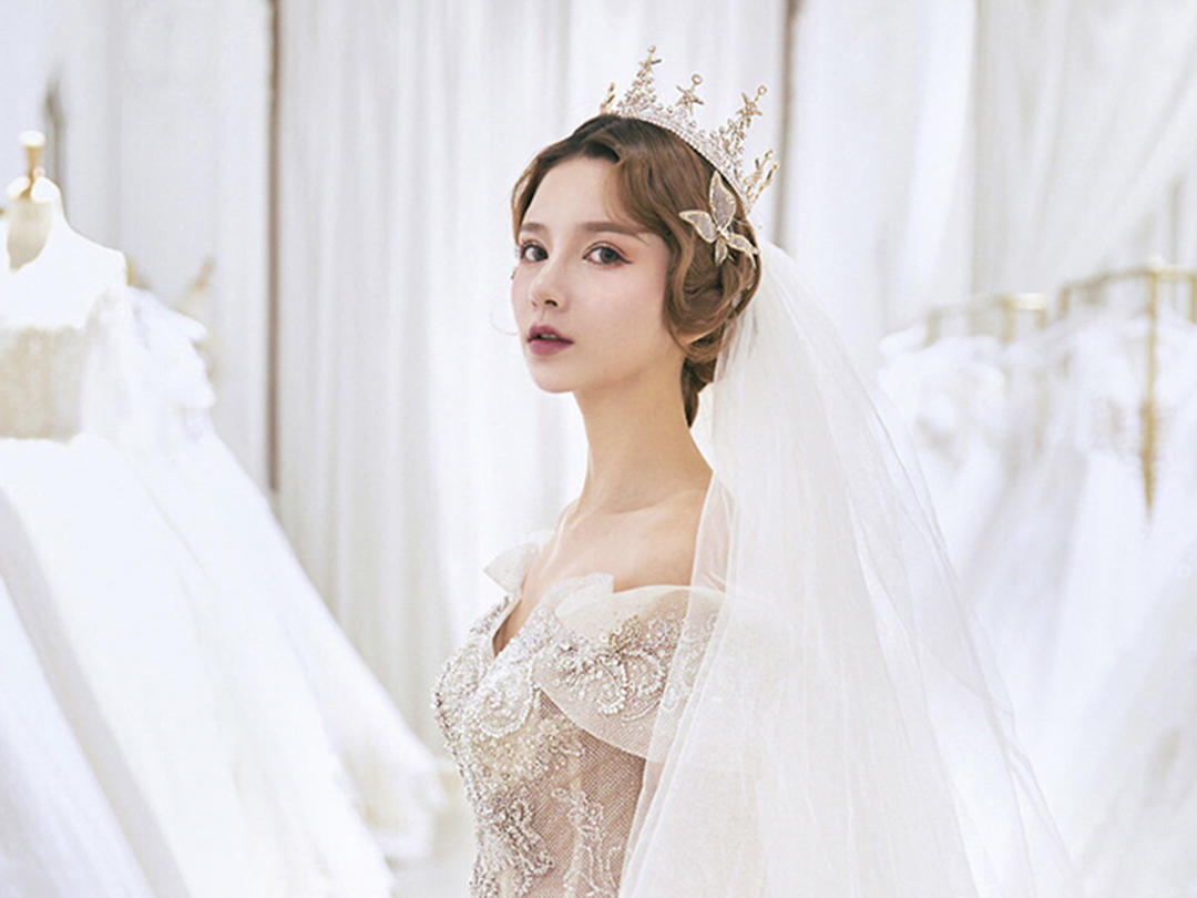 首席化妆师+定制妆容+全天跟妆+高定饰品+伴娘妆