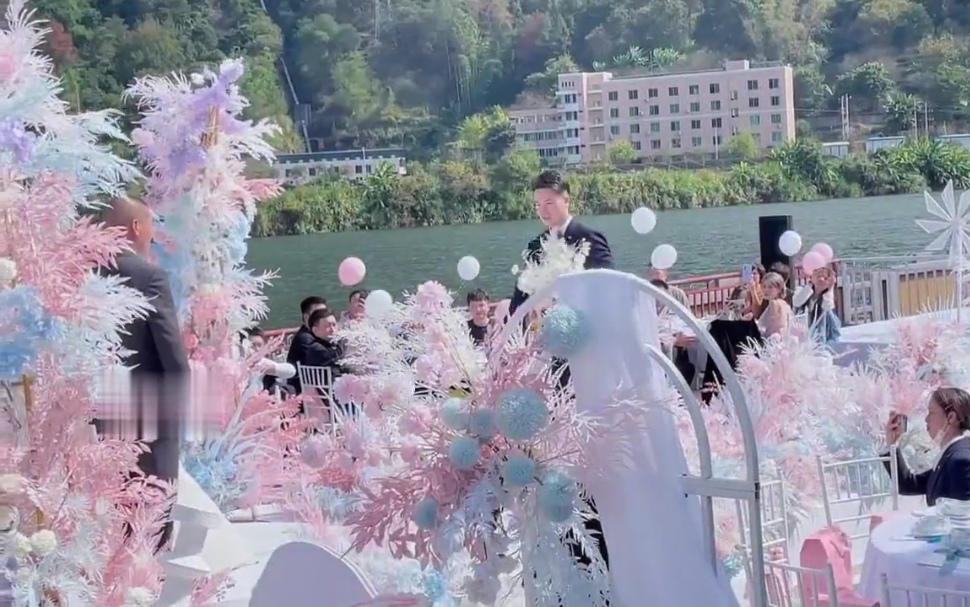 【一线彩虹】浅粉白蓝河畔婚礼   修山