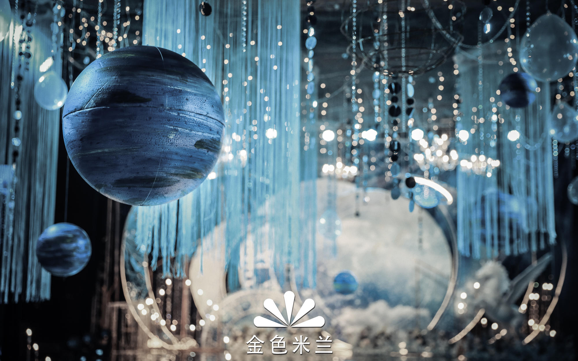 恒星如叠嶂般变幻，  把这无垠的宇宙，映衬成爱情