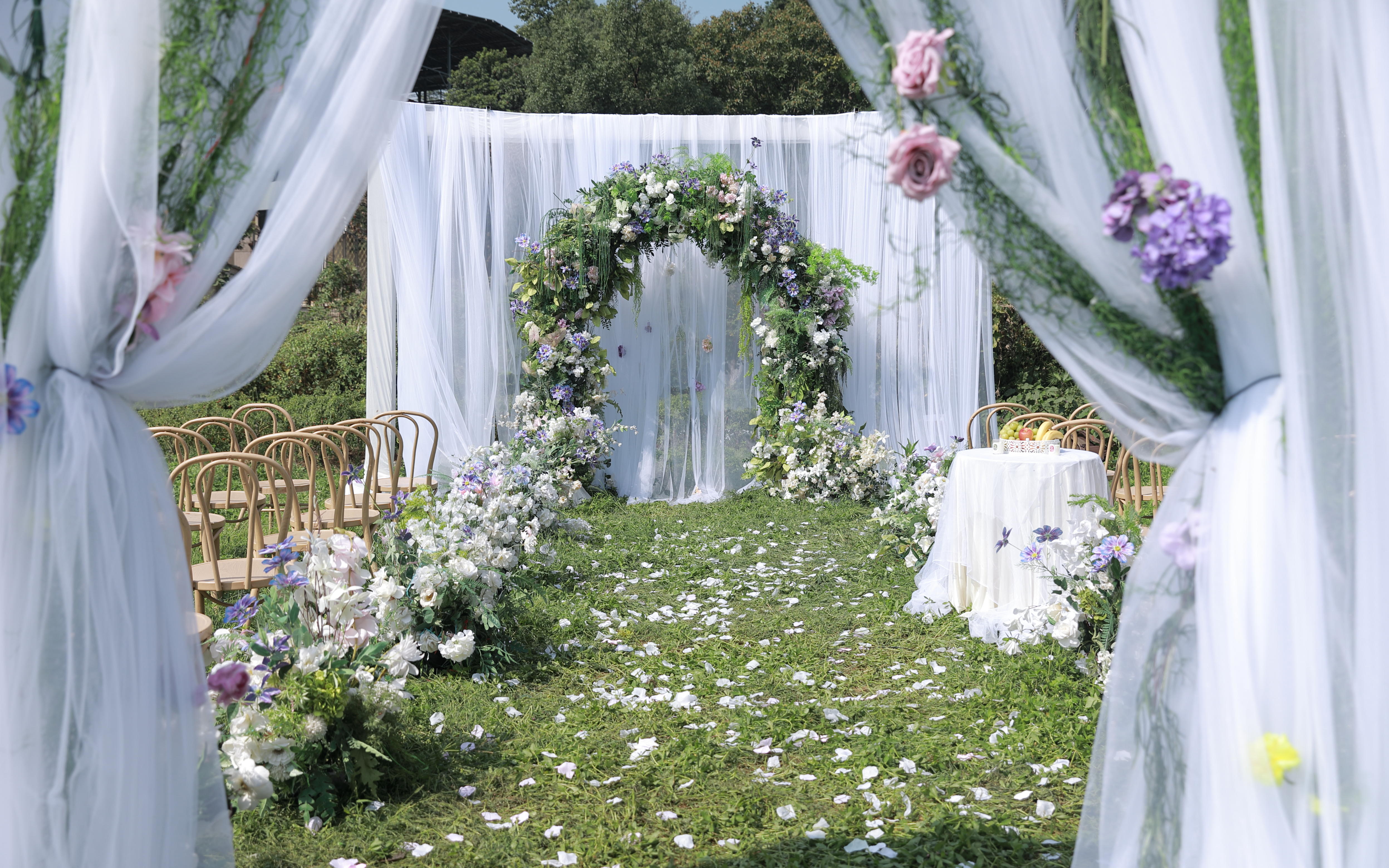 被风吹过的婚礼丨纱幔才是氛围的天花板【户外婚礼】