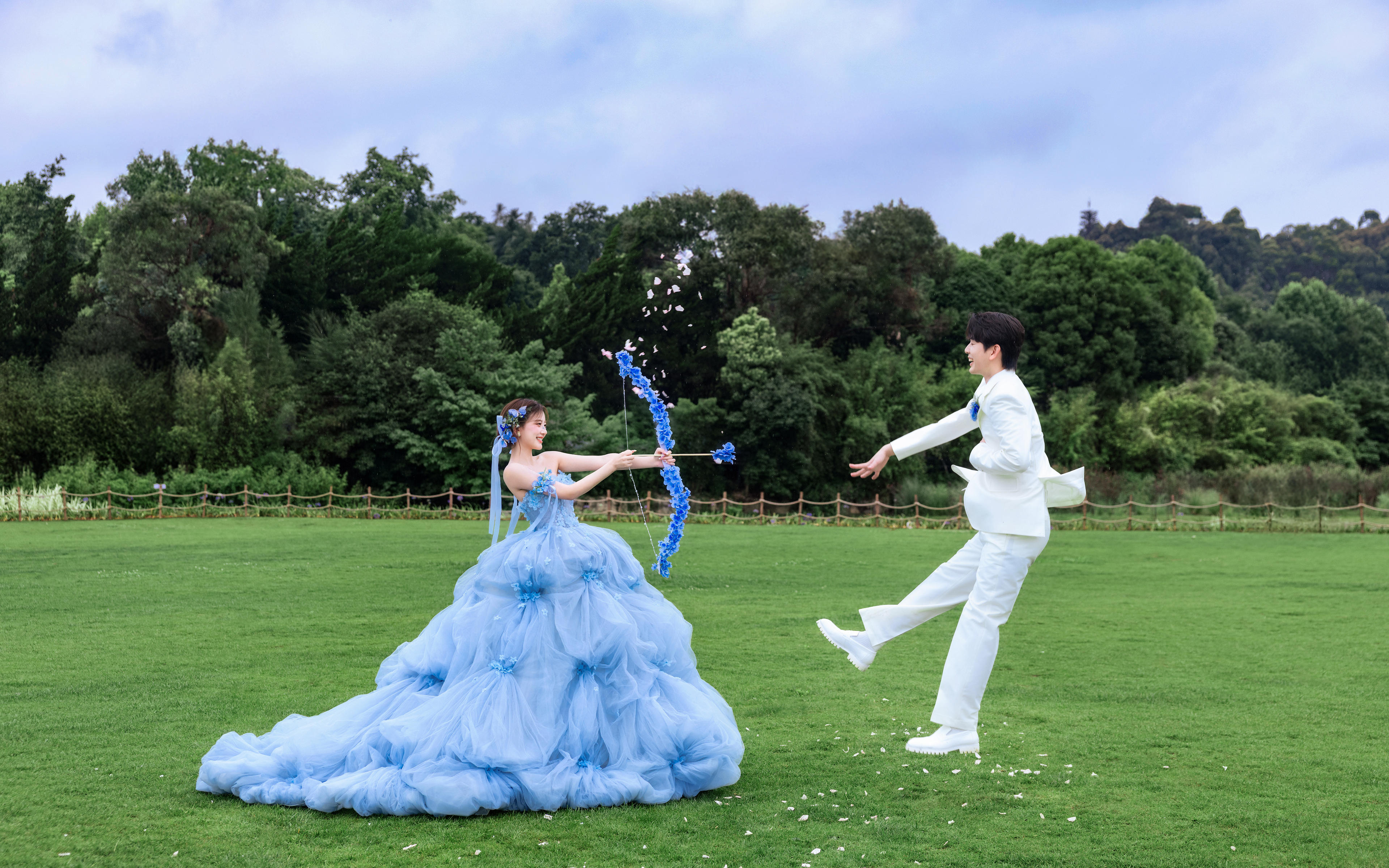 治愈系的藍(lán)色??不一樣的森系草坪婚紗照