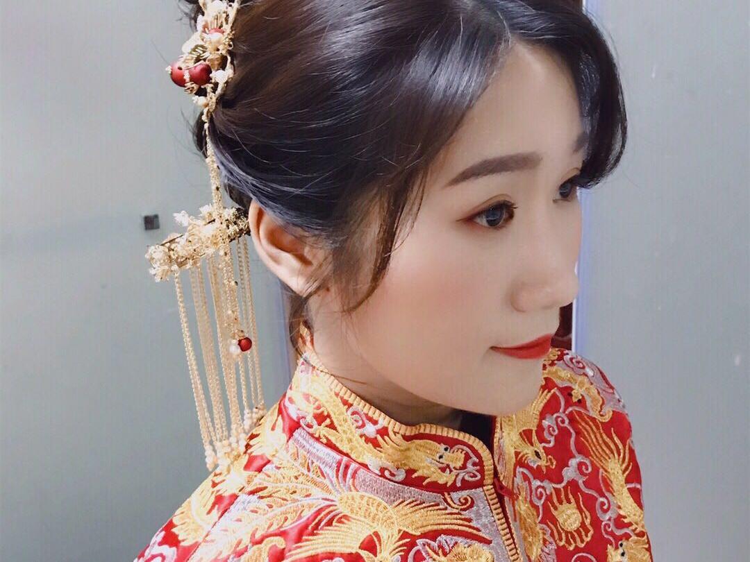 中式龙凤褂新娘造型 妆容大气典雅