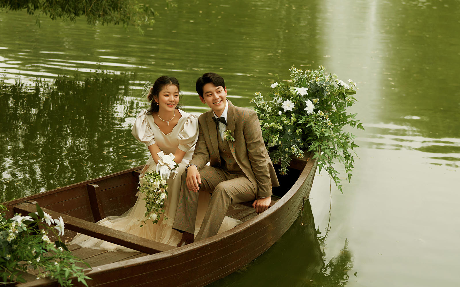 法式电影感婚纱照💗乘船游湖浪漫满分