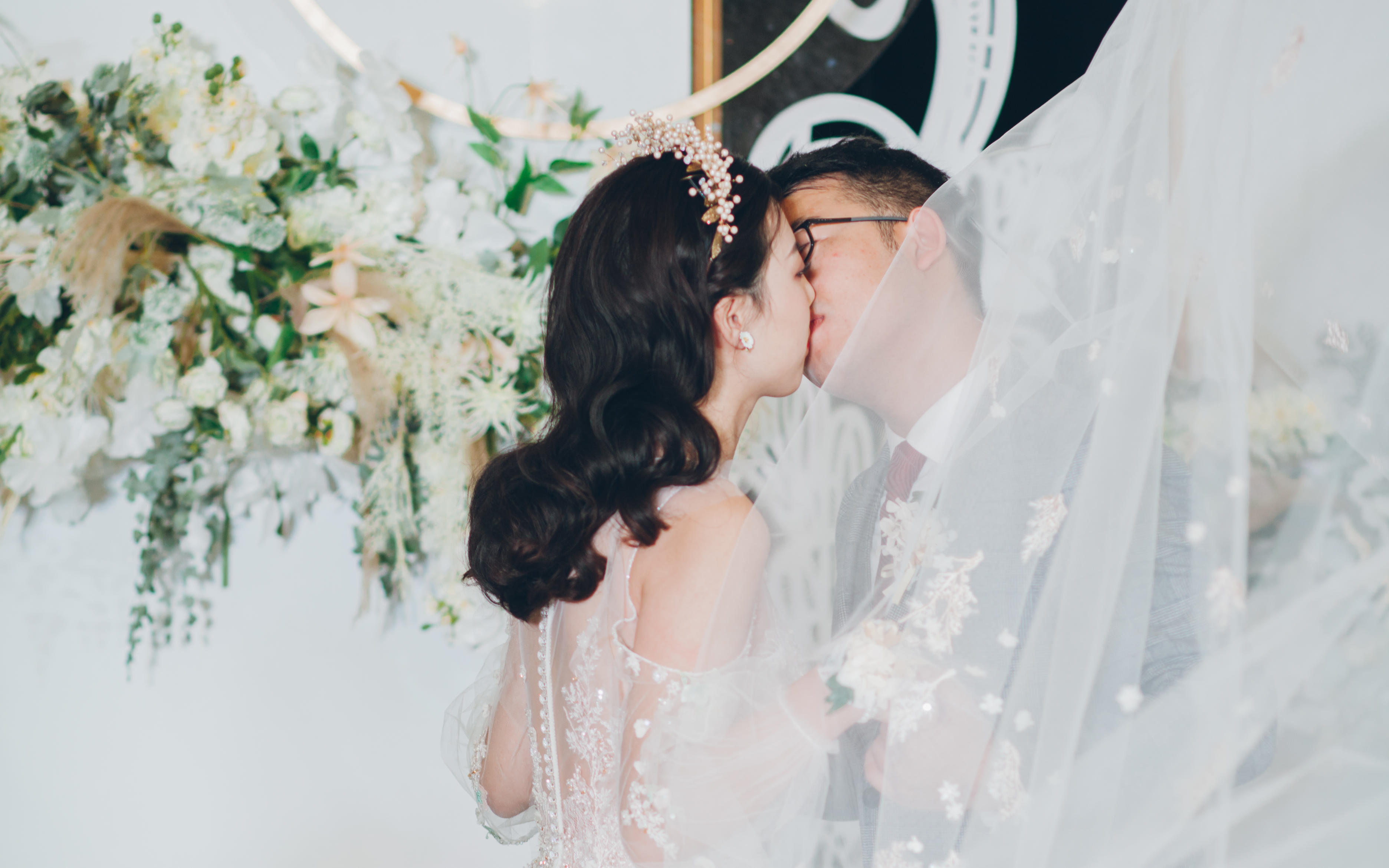 质感灰调撞色 蕾丝泰式大势婚礼