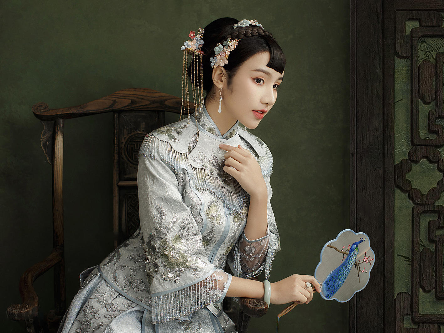 传统碰撞时尚，新中式嫁衣风华正茂