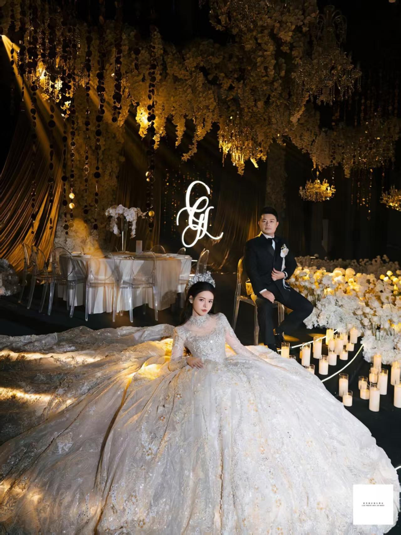 黑金布幔水晶鲜花瀑布室内婚礼