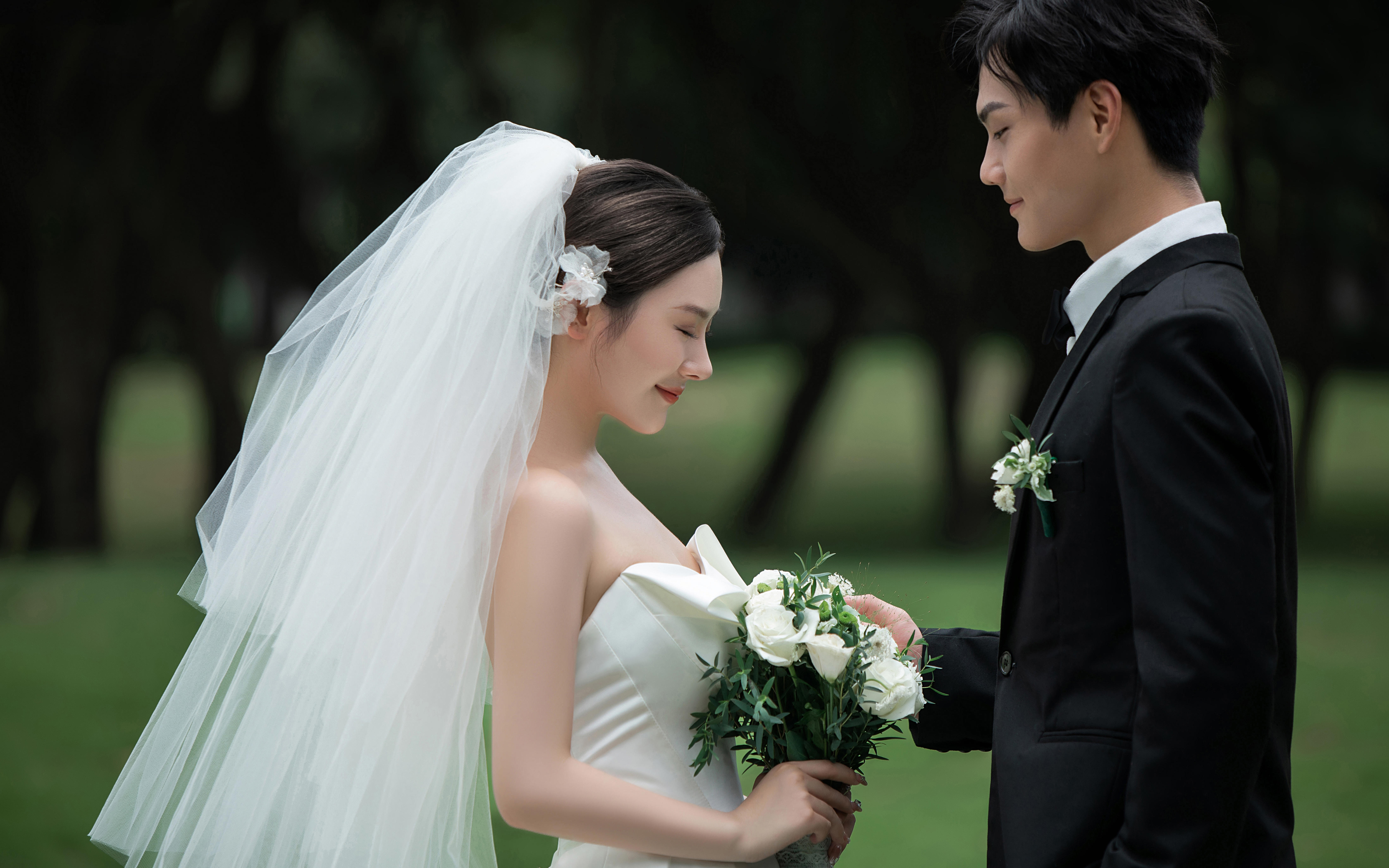 氧气满满的草坪婚纱照
