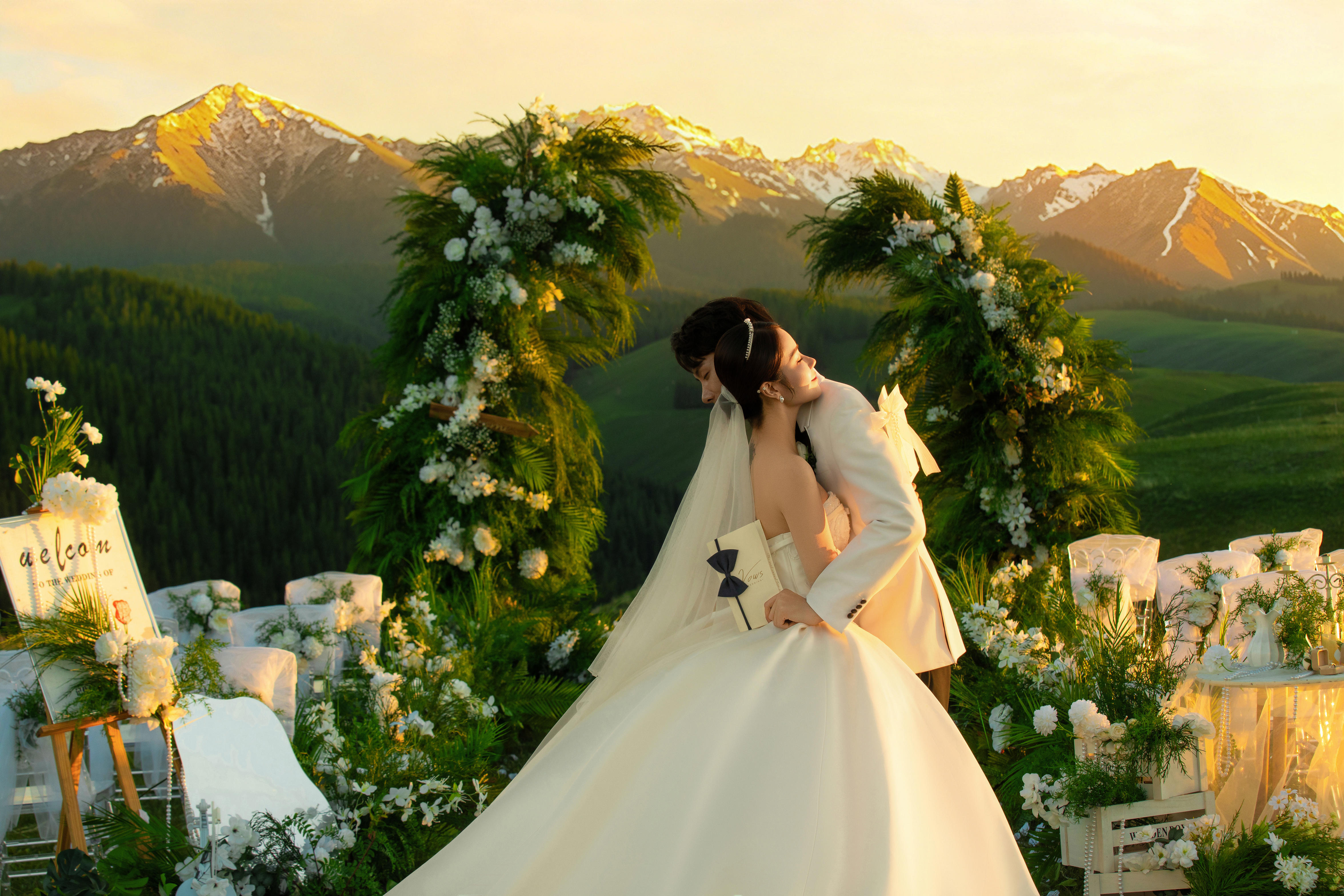 谁懂啊 ！！！真是爱惨了这组新疆雪山婚纱照！