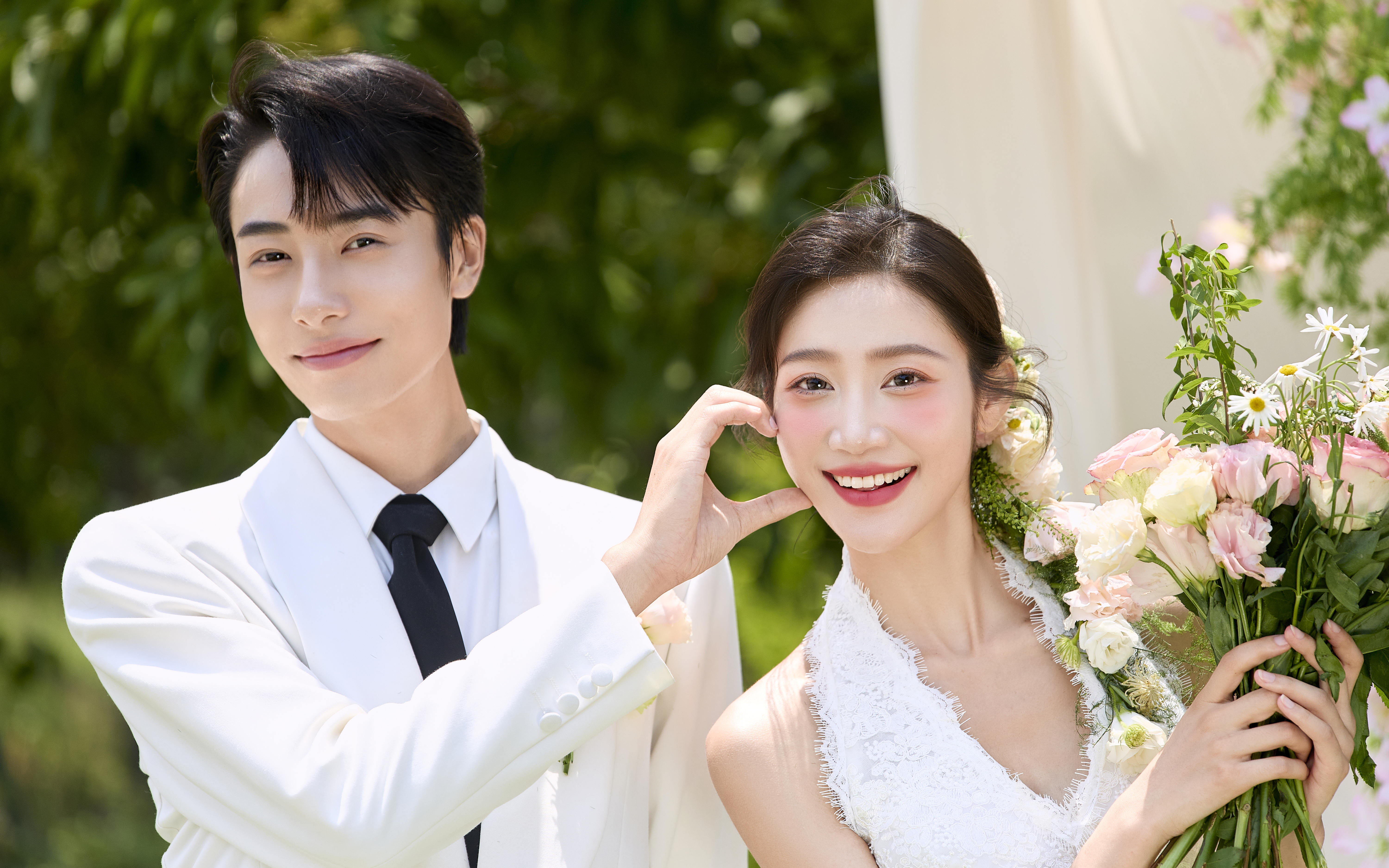 绿意翻涌成夏 浪漫成诗 | 超大蝴蝶结草坪婚纱照