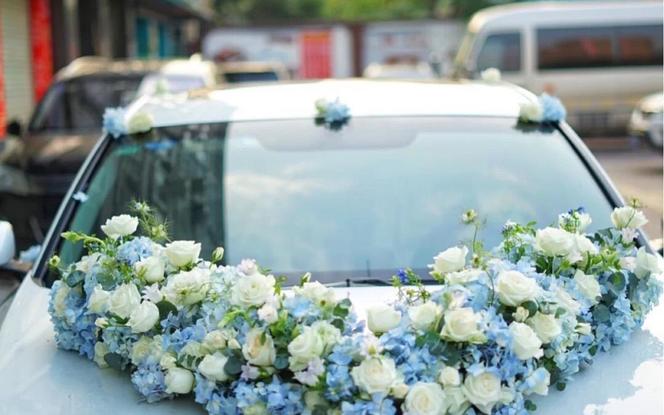 蓝白高雅色系搭配花车-让你的婚礼与众不同