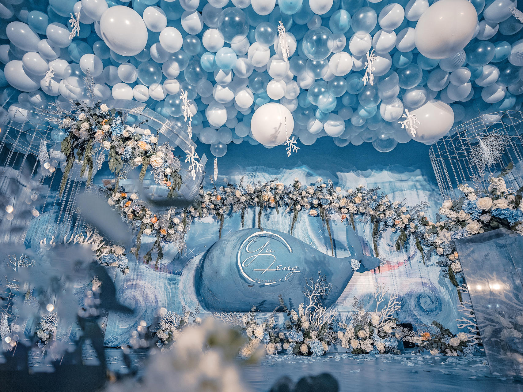 2020年浅蓝白色气球浪漫婚礼