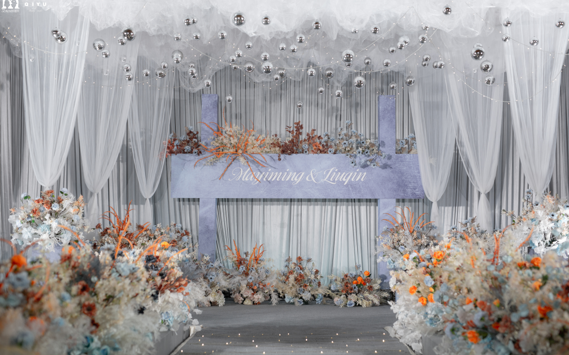 红与白的反差，加入黑的冲击，时尚，跳跃。