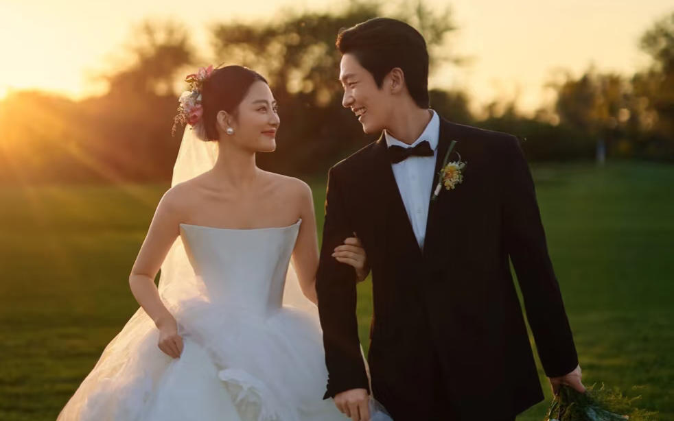 終于拍到了！氛圍感拉滿的夕陽(yáng)草坪婚紗照
