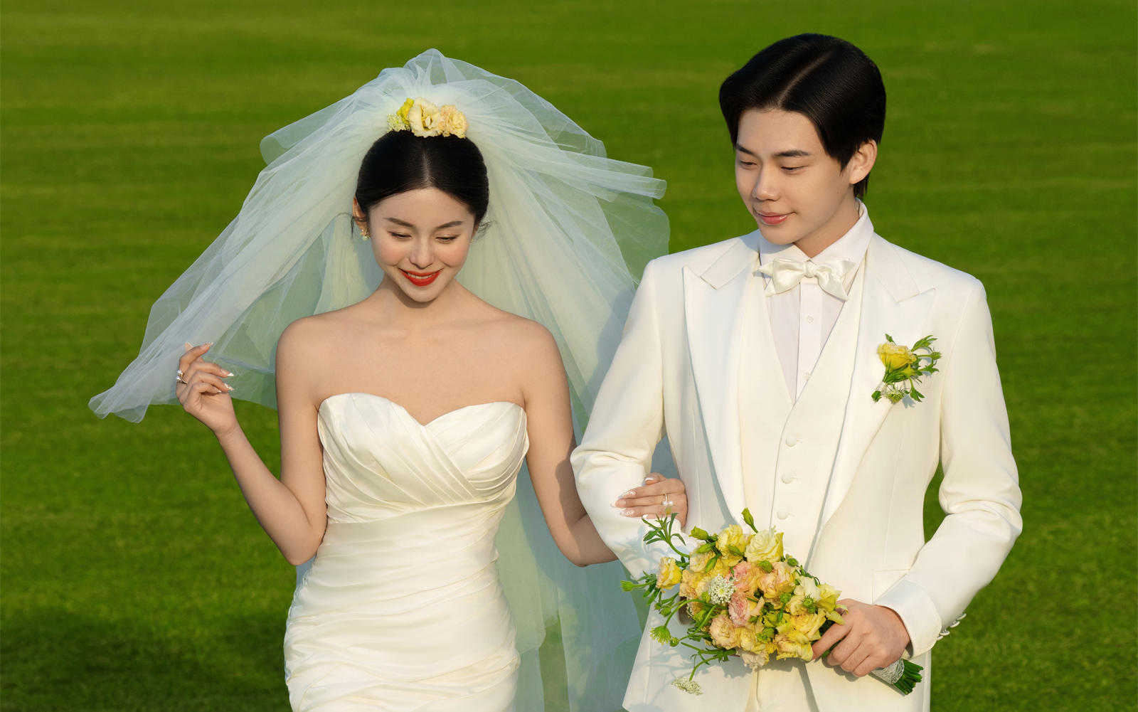 儀式感爆棚的草坪婚紗照??這一刻的愛情看得見！?