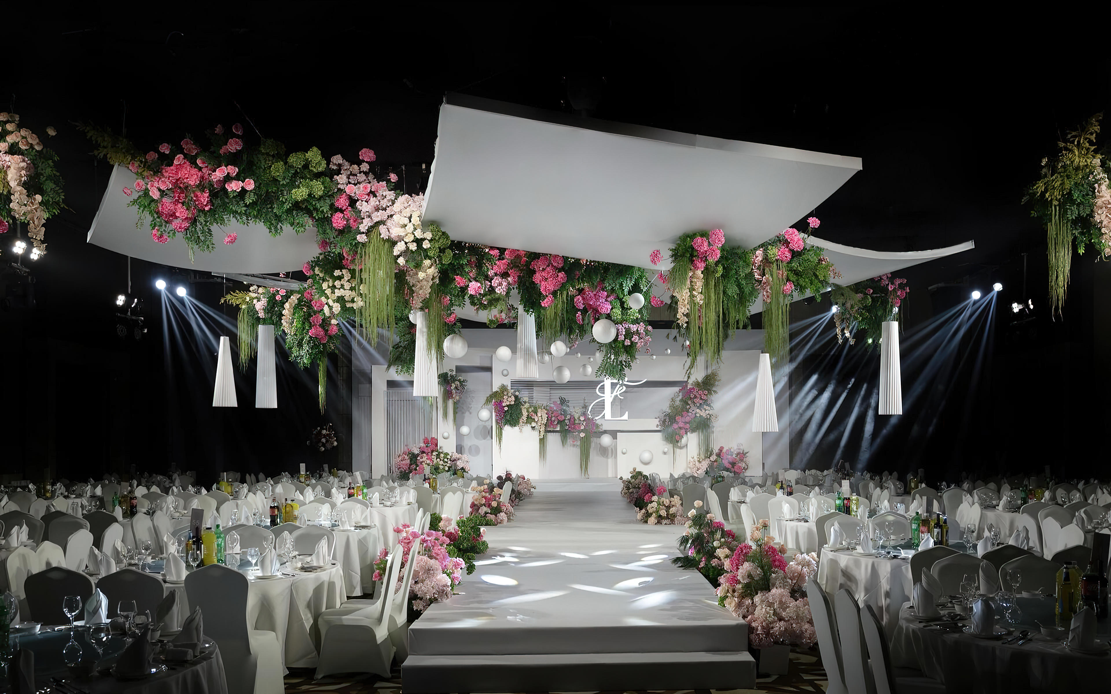 纯净白、生机绿、柔美粉，色彩交融的和谐画卷