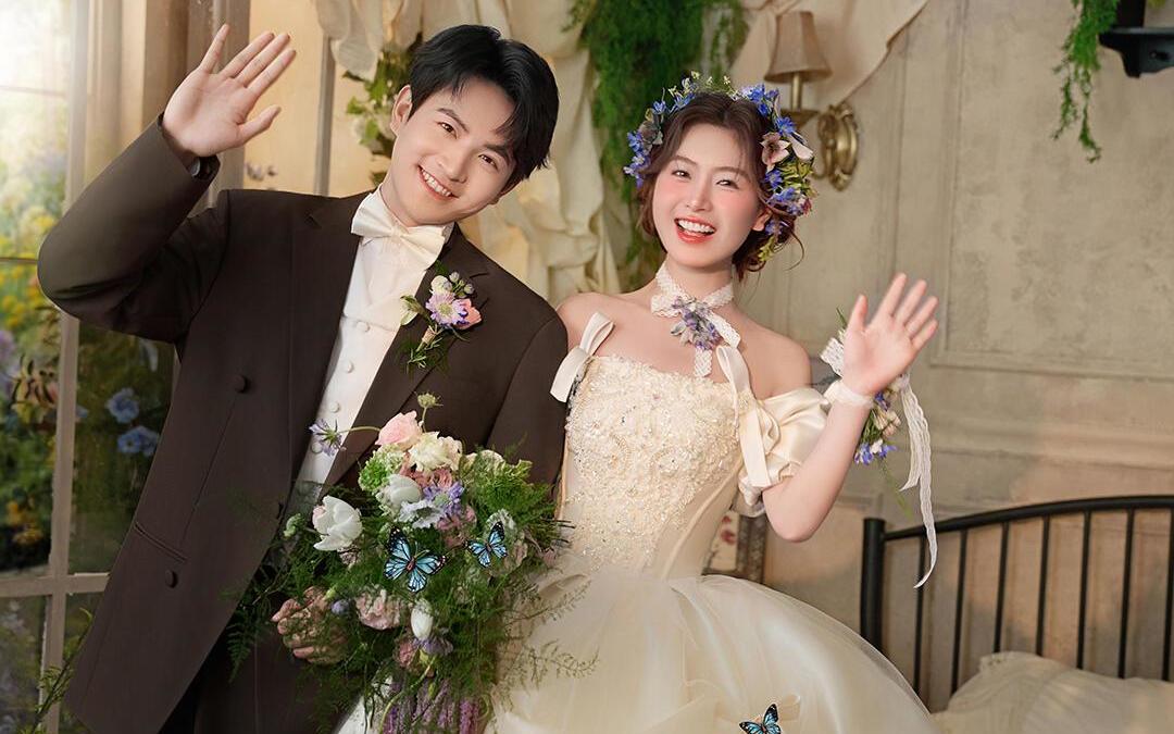 谁能拒绝春日氛围感法式花房婚纱照啊💐心都甜化了