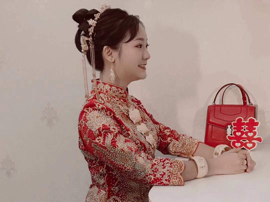 中式龙凤褂新娘造型 妆容大气典雅