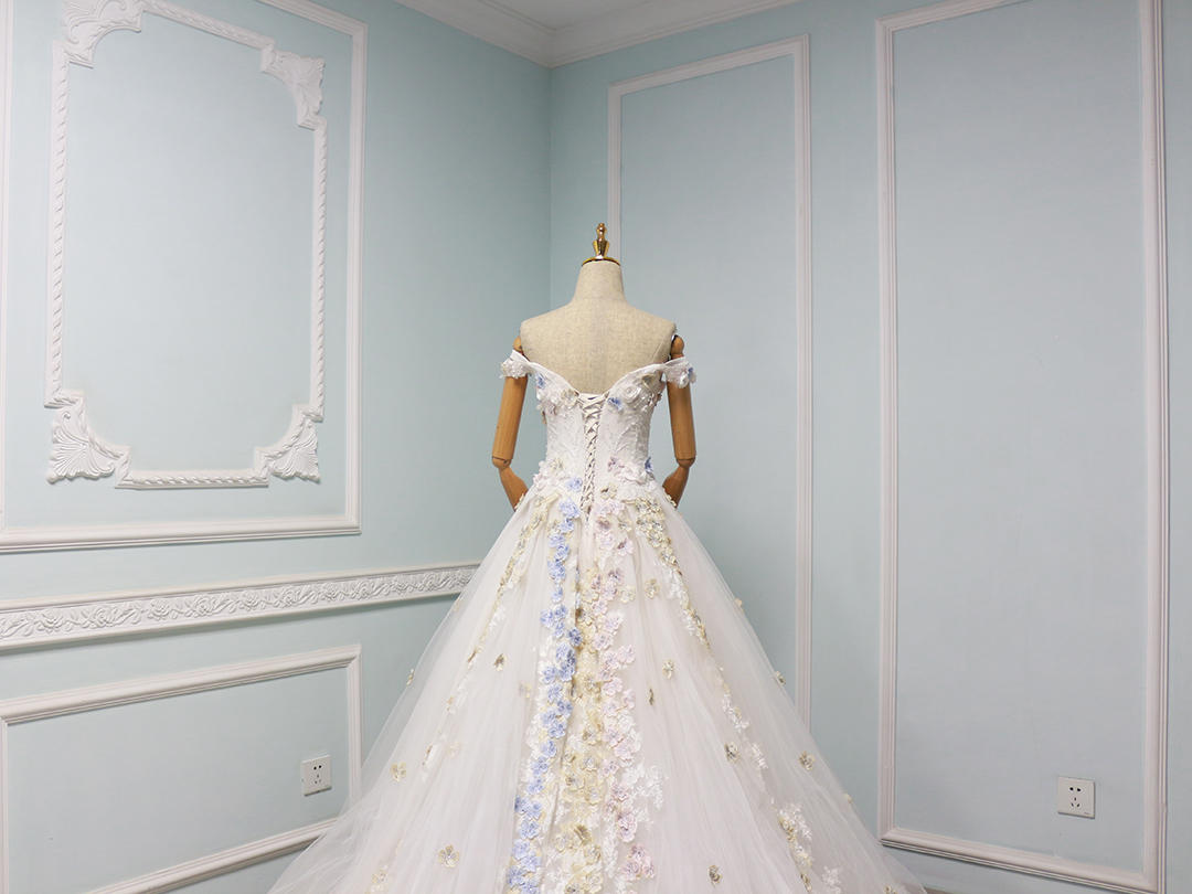 【婚纱出售】琦瑞诗手工花瓣5米拖尾婚纱