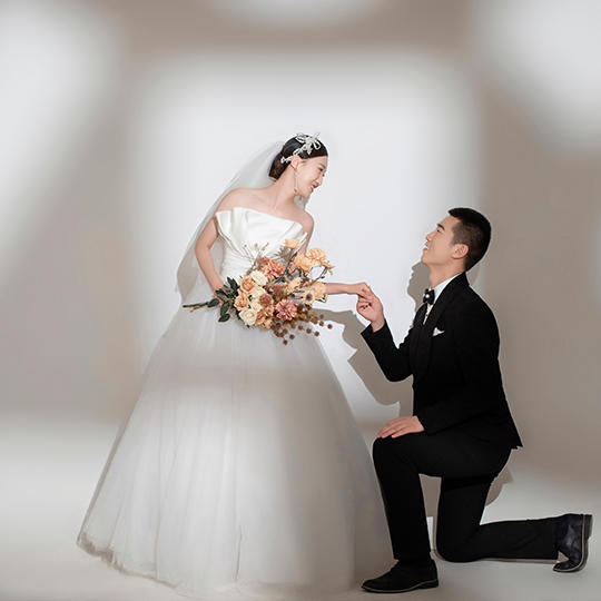 纯背景 室内光影婚纱照 干净、纪实