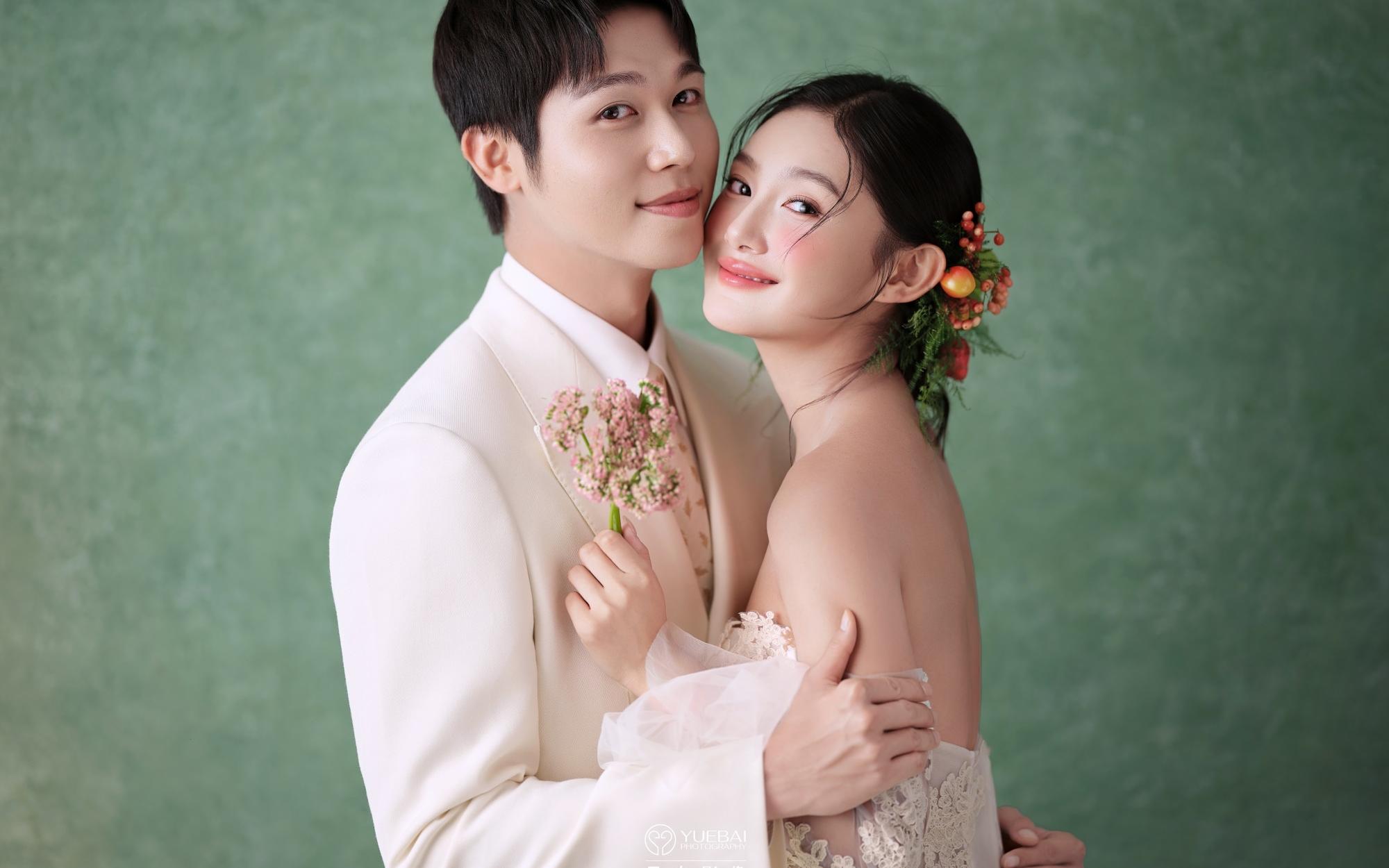 愛(ài)慘了這組極簡(jiǎn)油畫(huà)婚紗照??是想要的高級(jí)感
