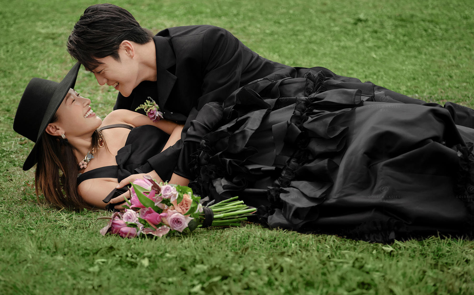 美的犯规‼️2025必拍的黑纱森系草坪婚纱照