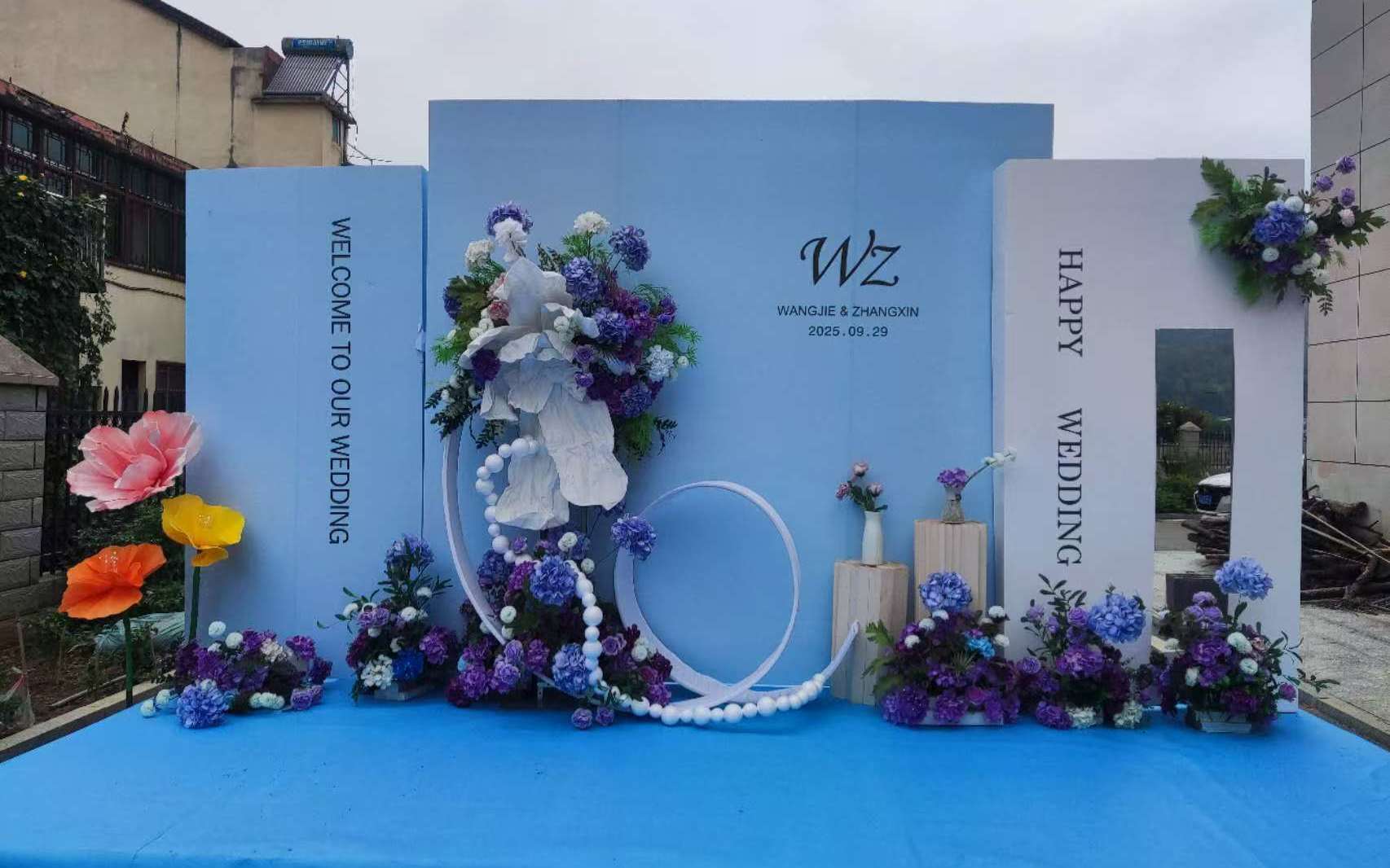 浅蓝映衬自然，户外婚礼静谧浪漫