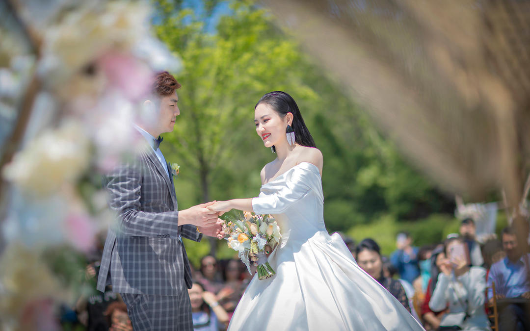 Fanzy客照分享-户外婚礼浅色西装