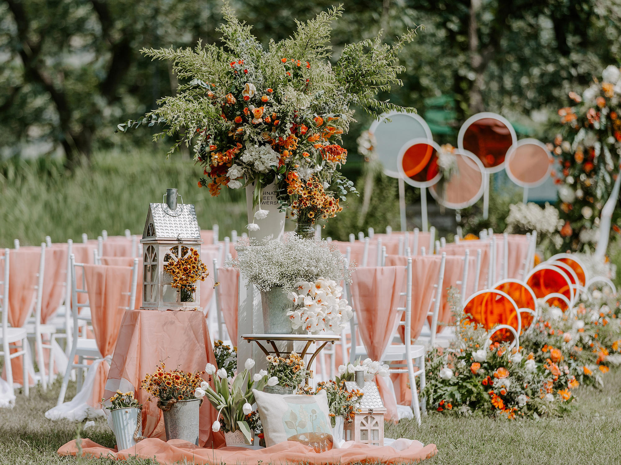 户外草坪小清新黄橙色婚礼