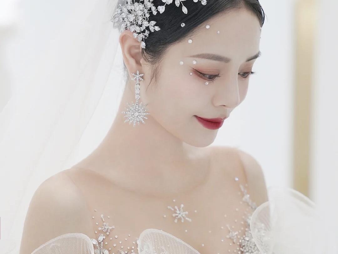 高级化妆师+全天跟妆+3套妆造+赠送妈妈伴娘