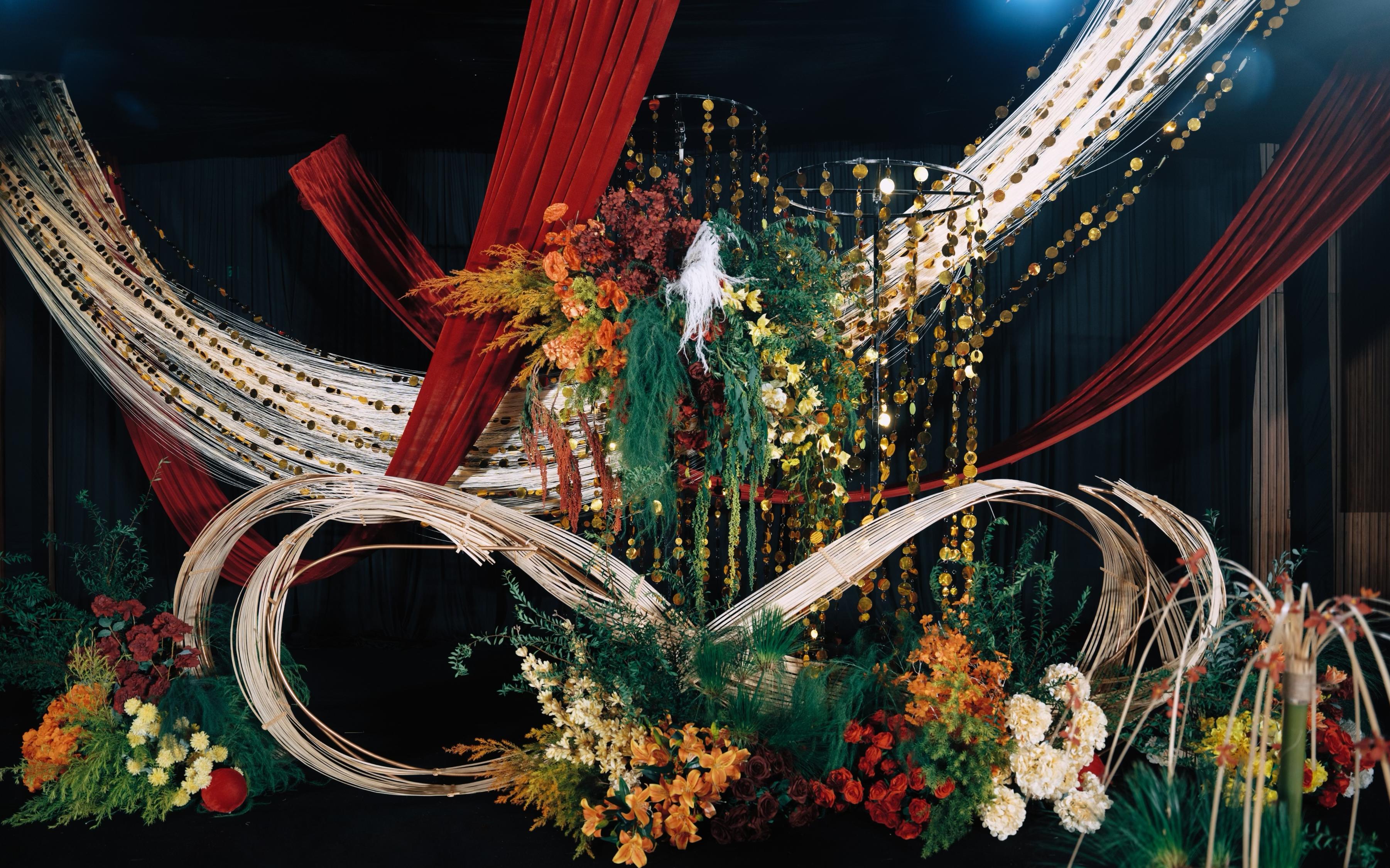 紅金綠絲絨金箔復古婚禮現(xiàn)場