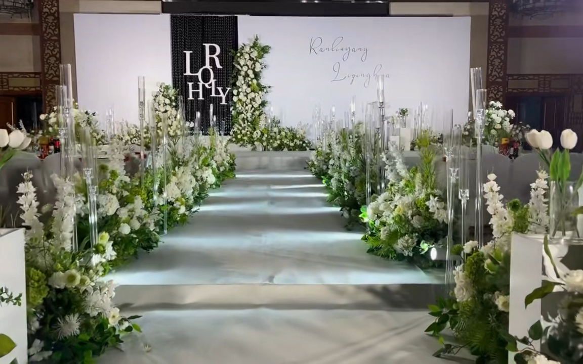 純凈漂亮的小場地婚禮現(xiàn)場